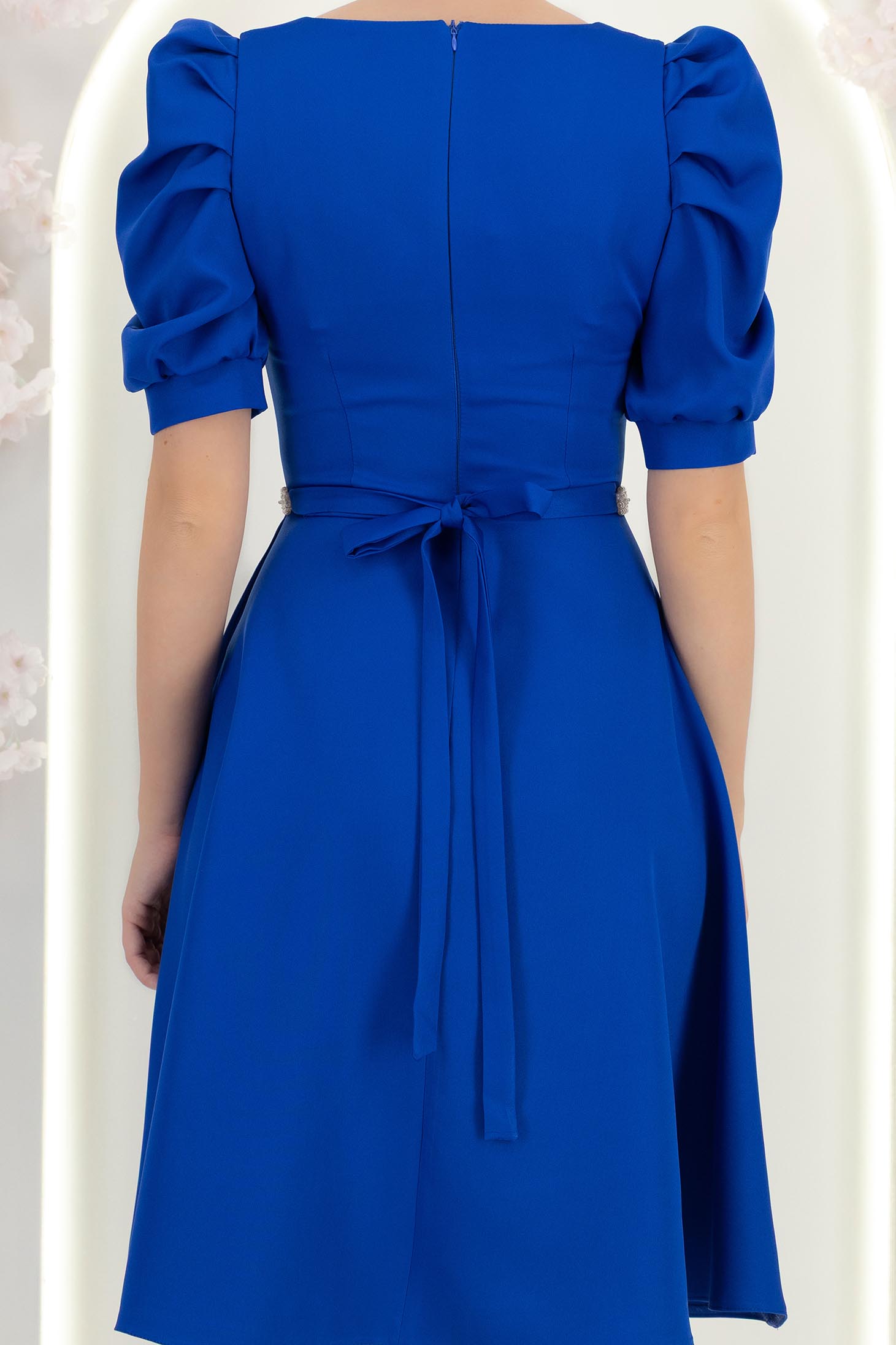 Rochie albastra până la genunchi in clos accesorizata cu cordon cu perle detasabil- StarShinerS 4 - StarShinerS.ro