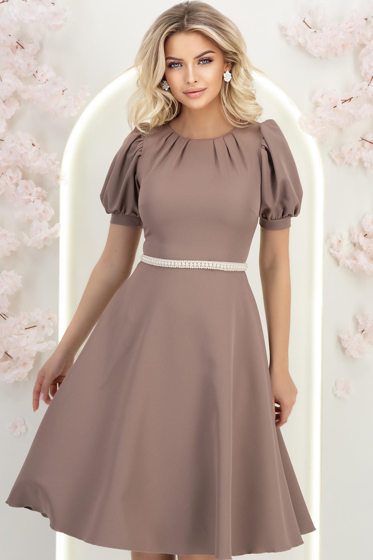 StarShinerS.ro Rochie din stofa mocha midi in clos cu cordon cu perle - StarShinerS