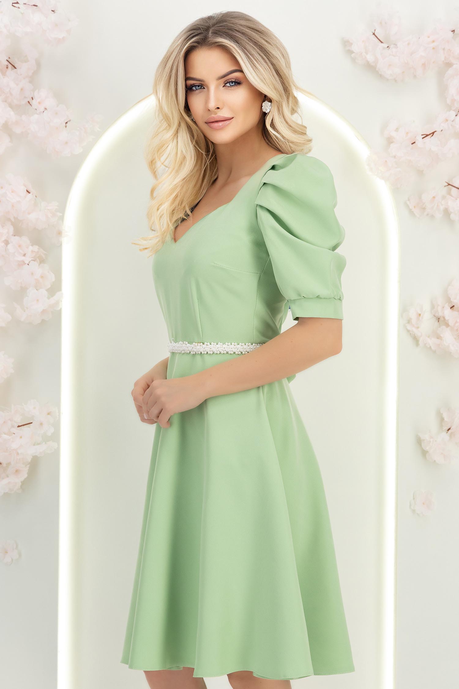 Rochie din stofa verde deschis până la genunchi in clos accesorizata cu cordon cu perle detasabil- StarShinerS 2 - StarShinerS.ro