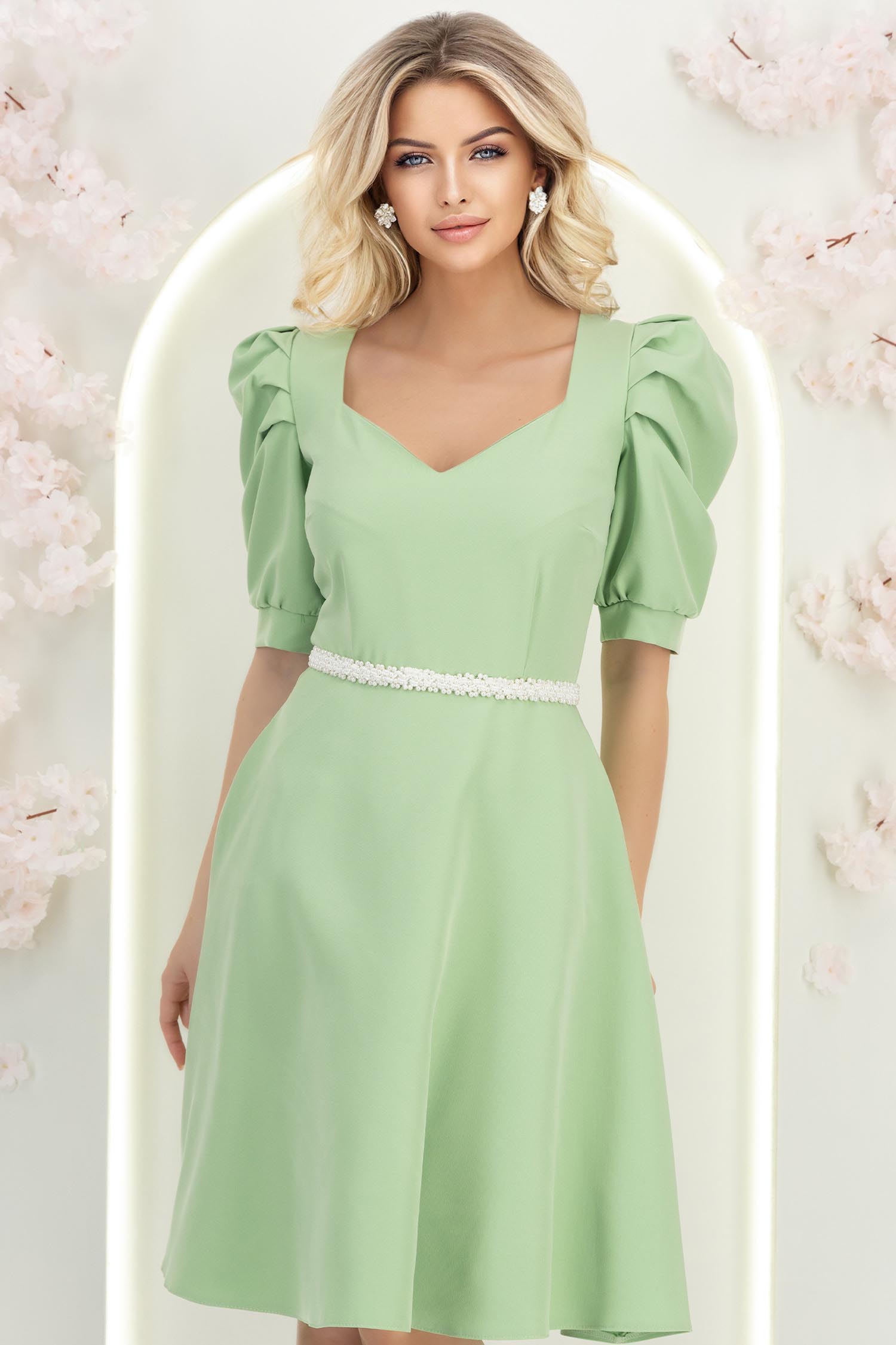 StarShinerS.ro Rochie din stofa verde deschis până la genunchi in clos accesorizata cu cordon cu perle detasabil- StarShinerS