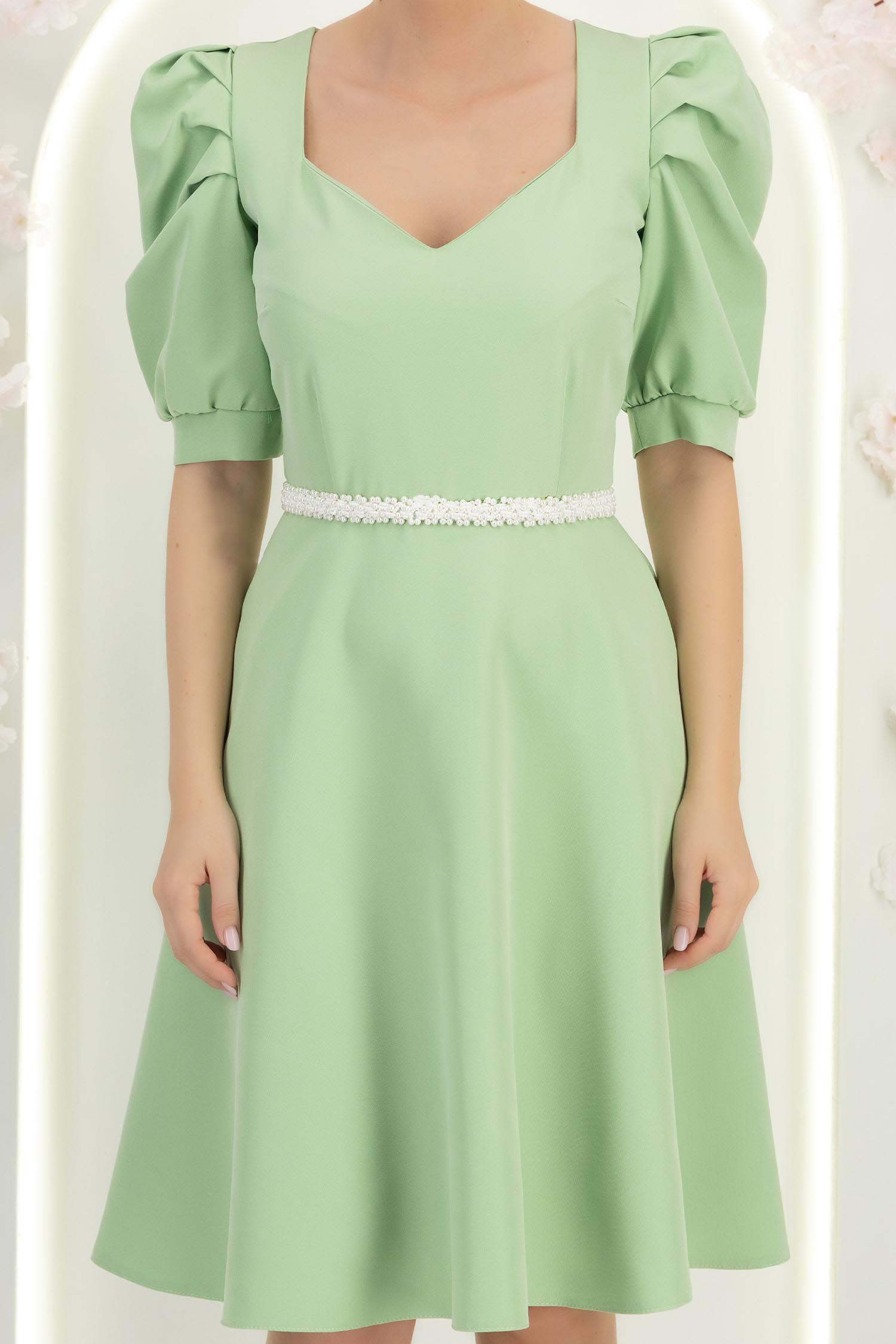 Rochie din stofa verde deschis până la genunchi in clos accesorizata cu cordon cu perle detasabil- StarShinerS 5 - StarShinerS.ro