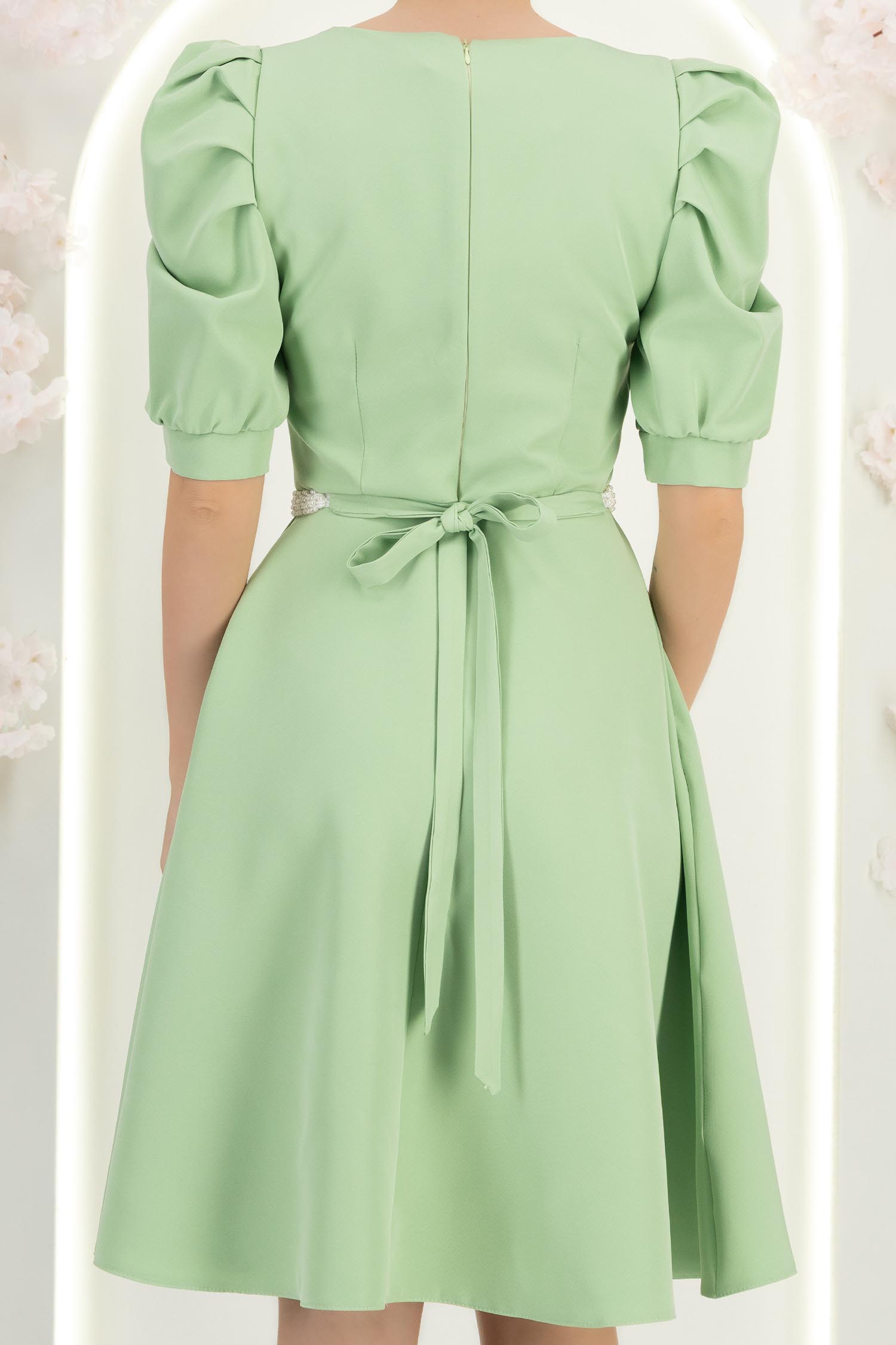 Rochie din stofa verde deschis până la genunchi in clos accesorizata cu cordon cu perle detasabil- StarShinerS 6 - StarShinerS.ro