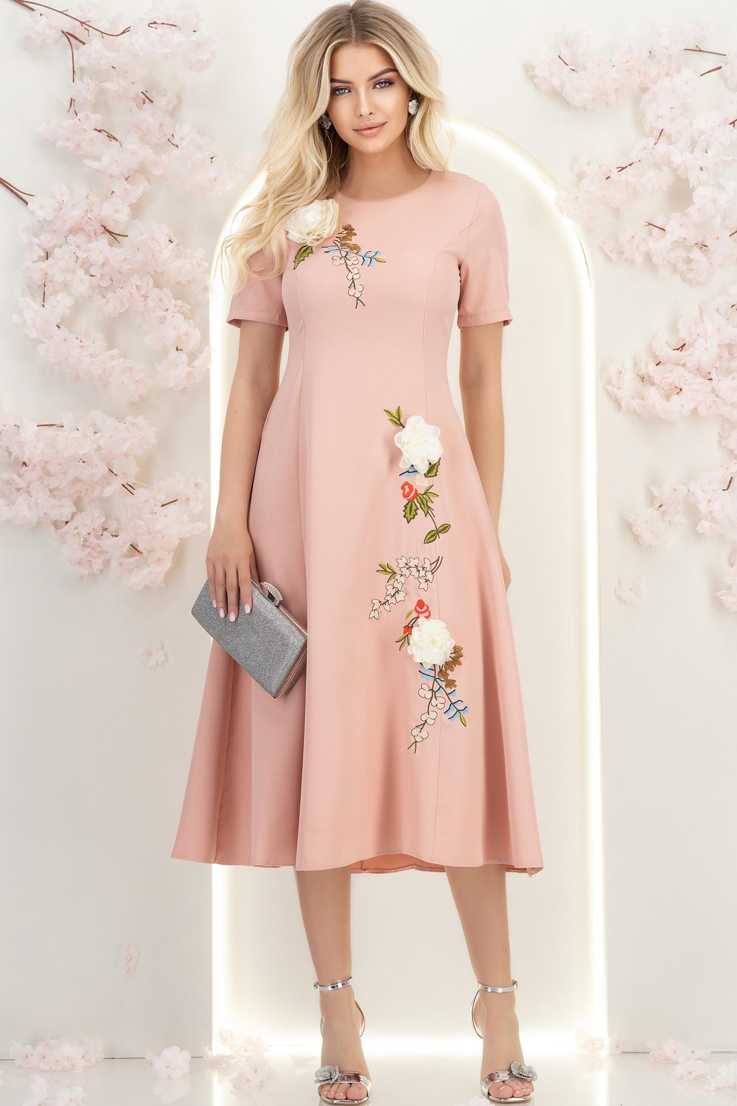 Rochie roz pudra midi in clos cu detalii brodate si flori 3D - StarShinerS 3 - StarShinerS.ro