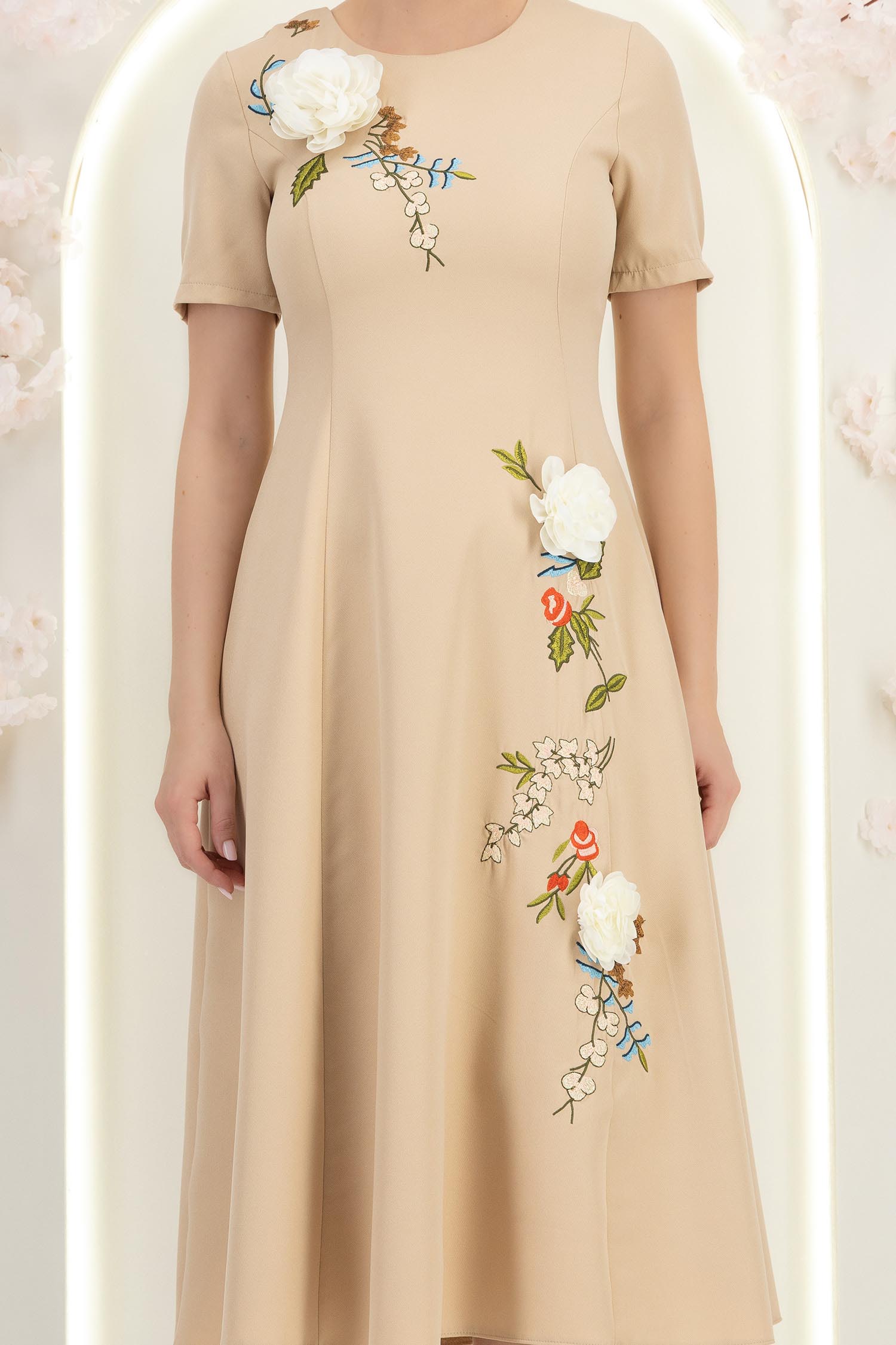 Rochie bej midi in clos cu detalii brodate si flori 3D - StarShinerS 5 - StarShinerS.ro