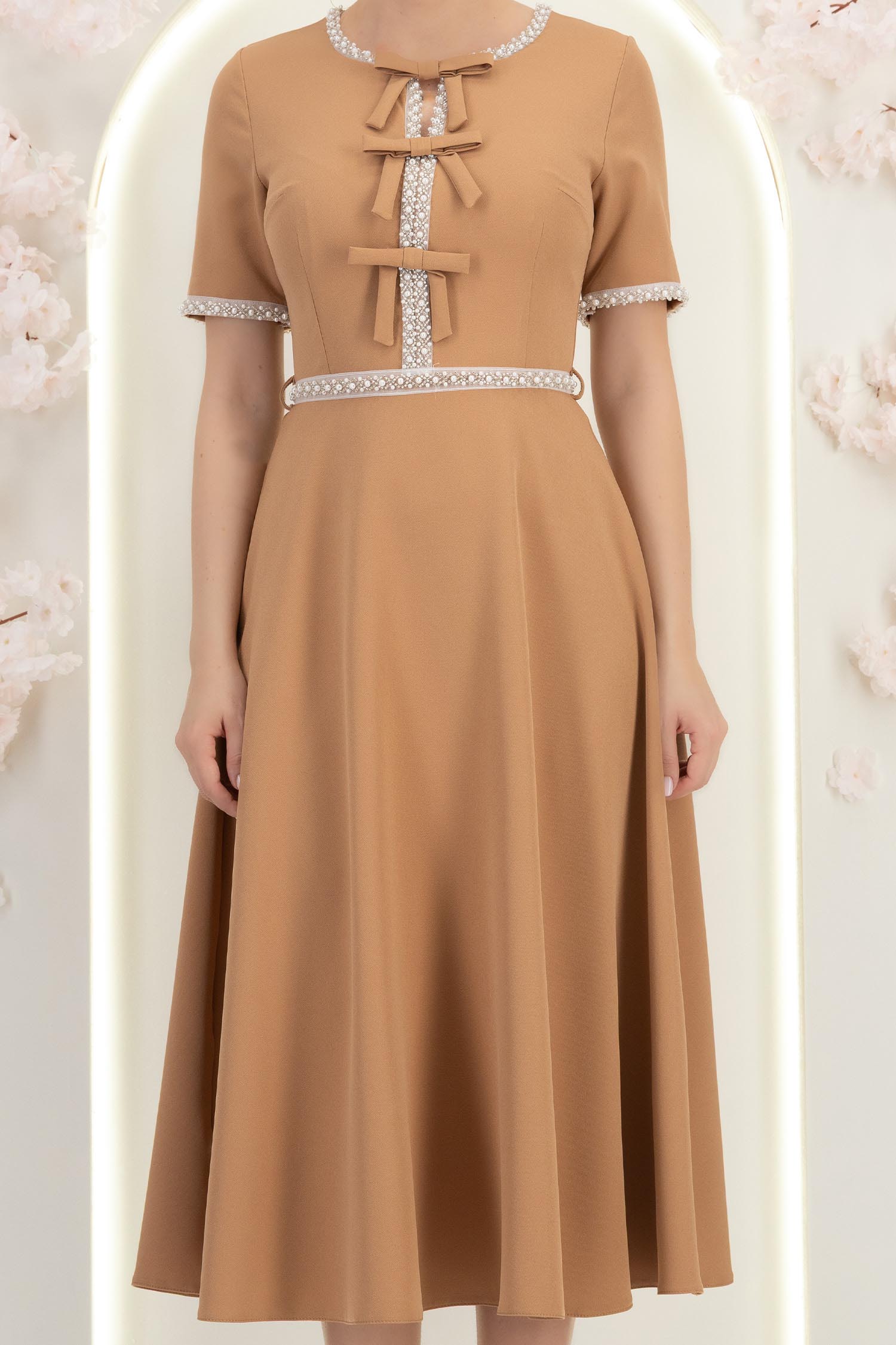 Rochie bej midi in clos cu perle si cordon detasabil - StarShinerS 5 - StarShinerS.ro