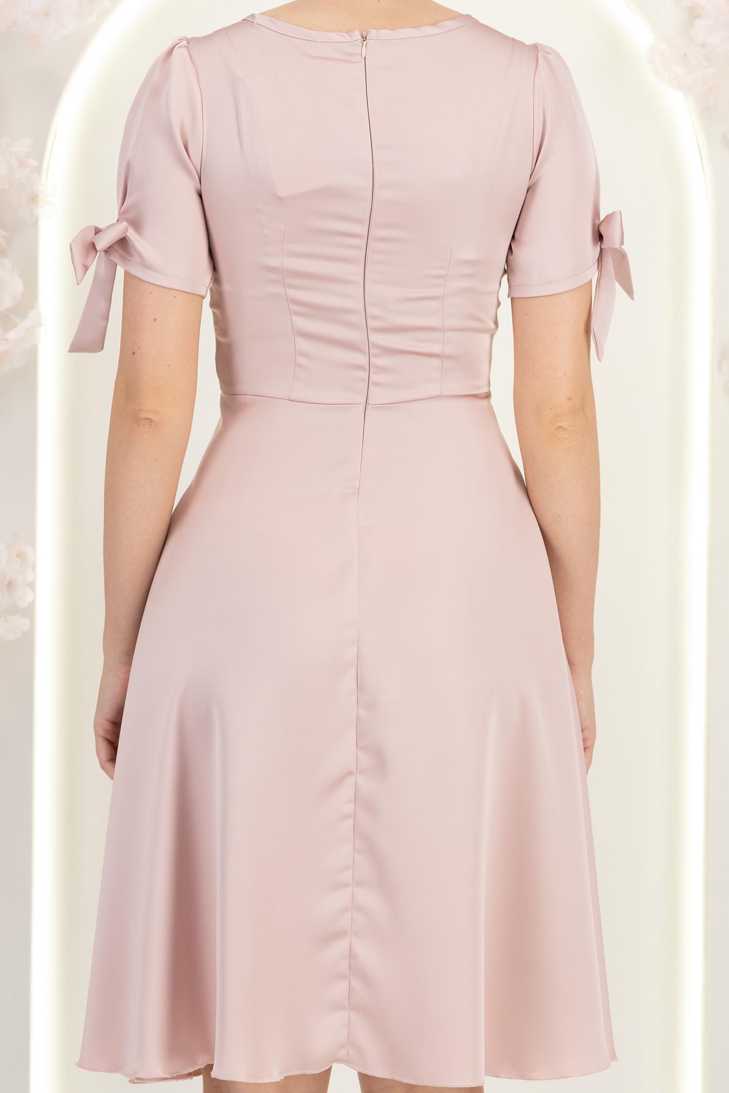 Rochie din satin roz pudra până la genunchi in clos cu fundite- StarShinerS 7 - StarShinerS.ro
