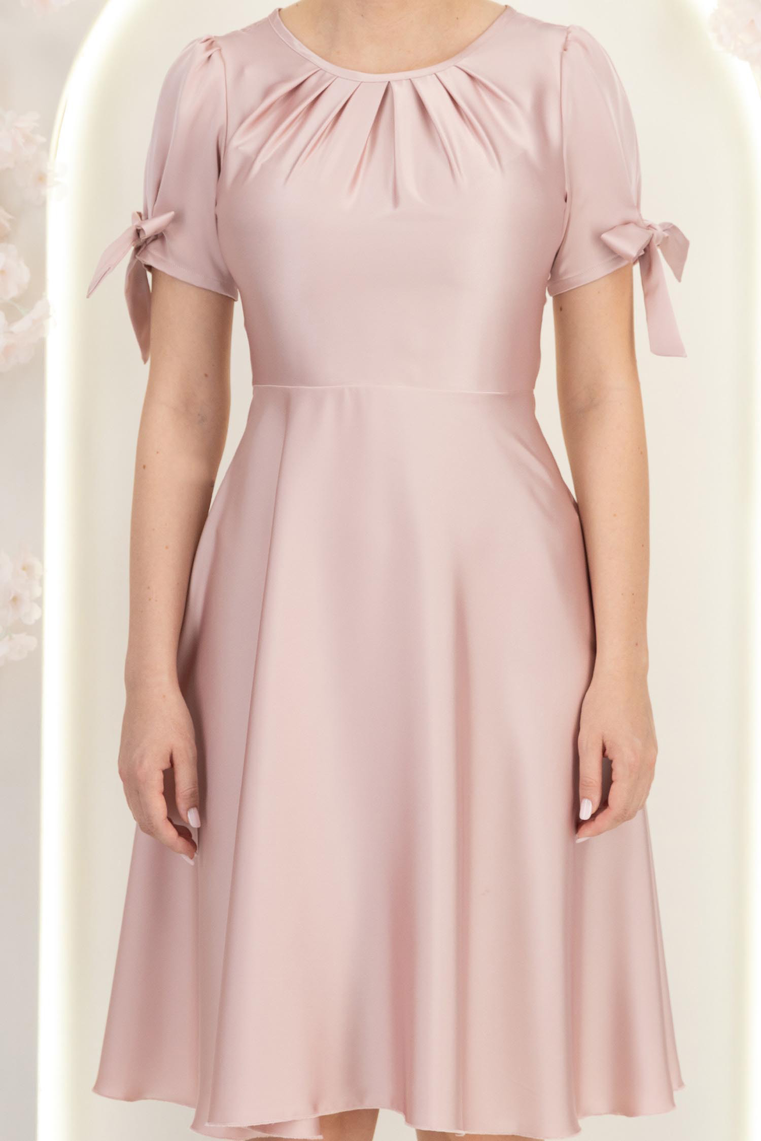 Rochie din satin roz pudra până la genunchi in clos cu fundite- StarShinerS 6 - StarShinerS.ro