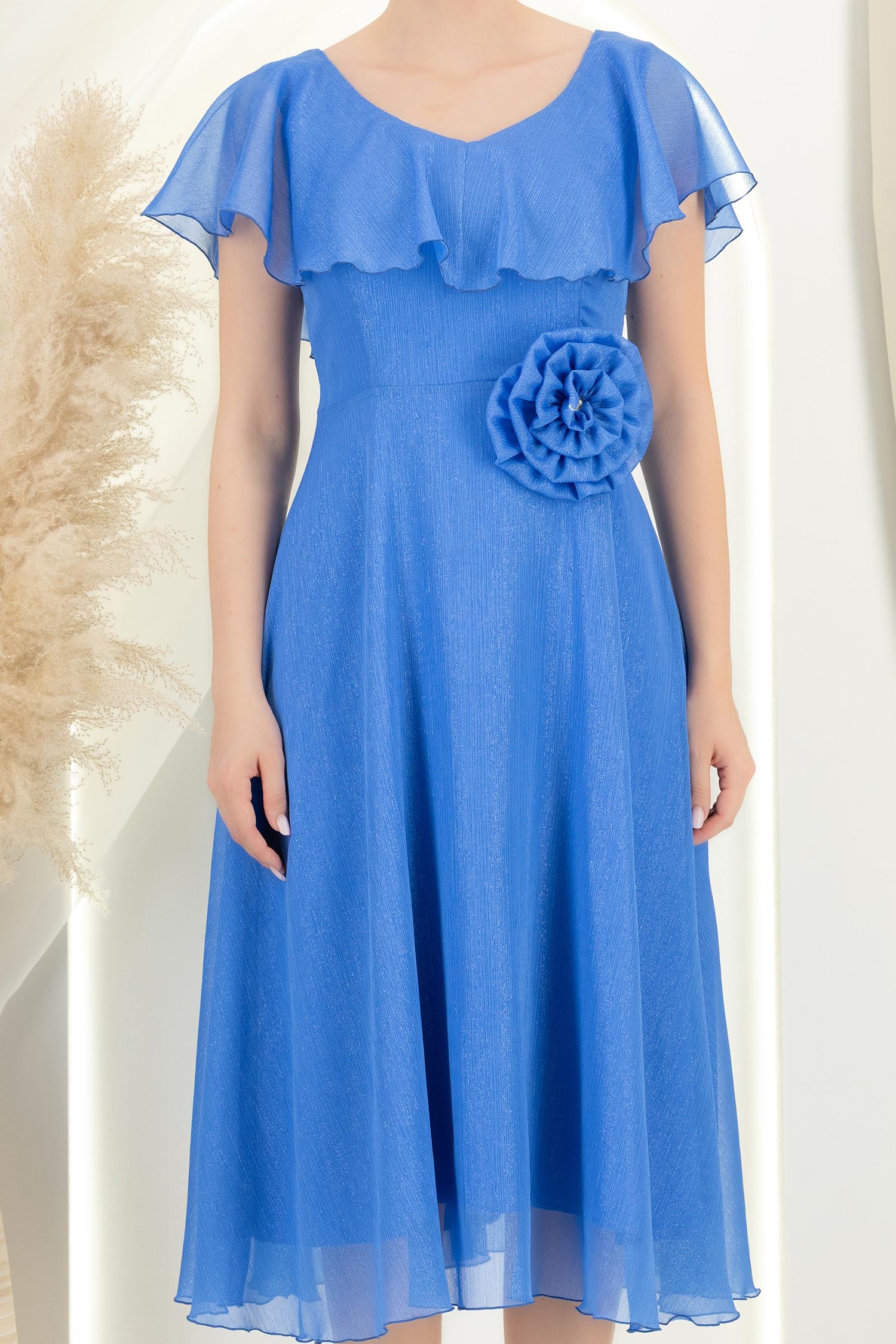 Rochie din voal si fir lame albastra-deschis midi in clos cu brosa - StarShinerS 5 - StarShinerS.ro