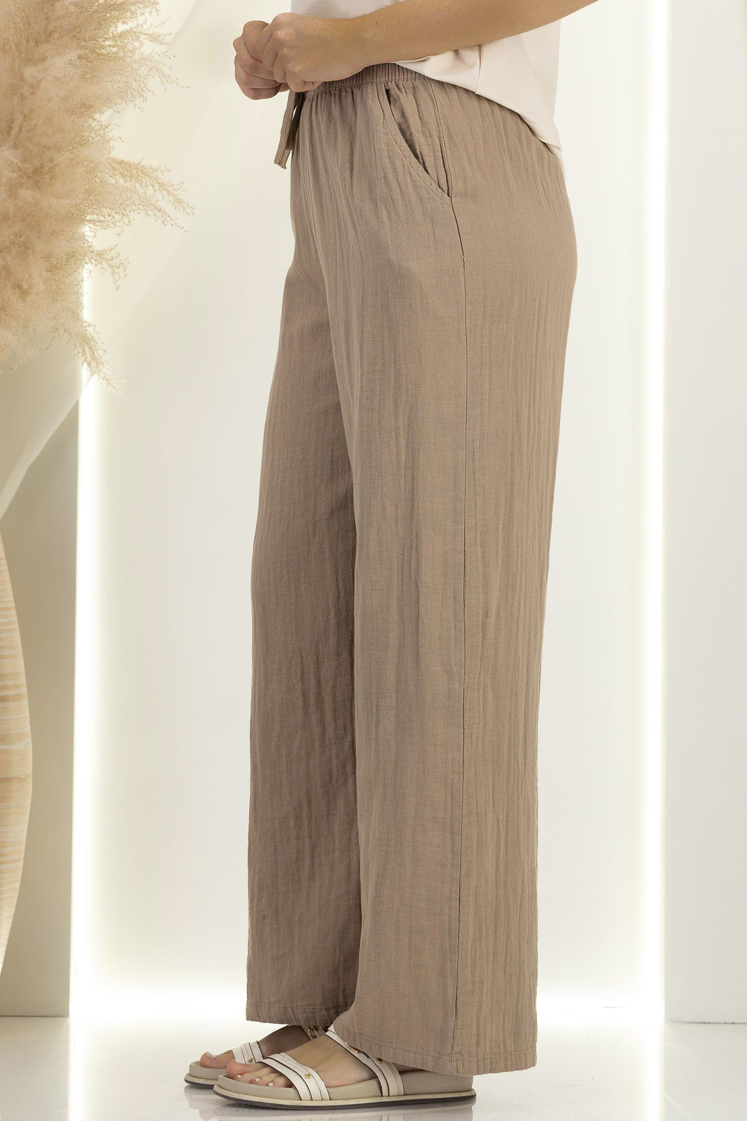 Pantaloni din bumbac bej cu un croi drept si buzunare laterale 3 - StarShinerS.ro