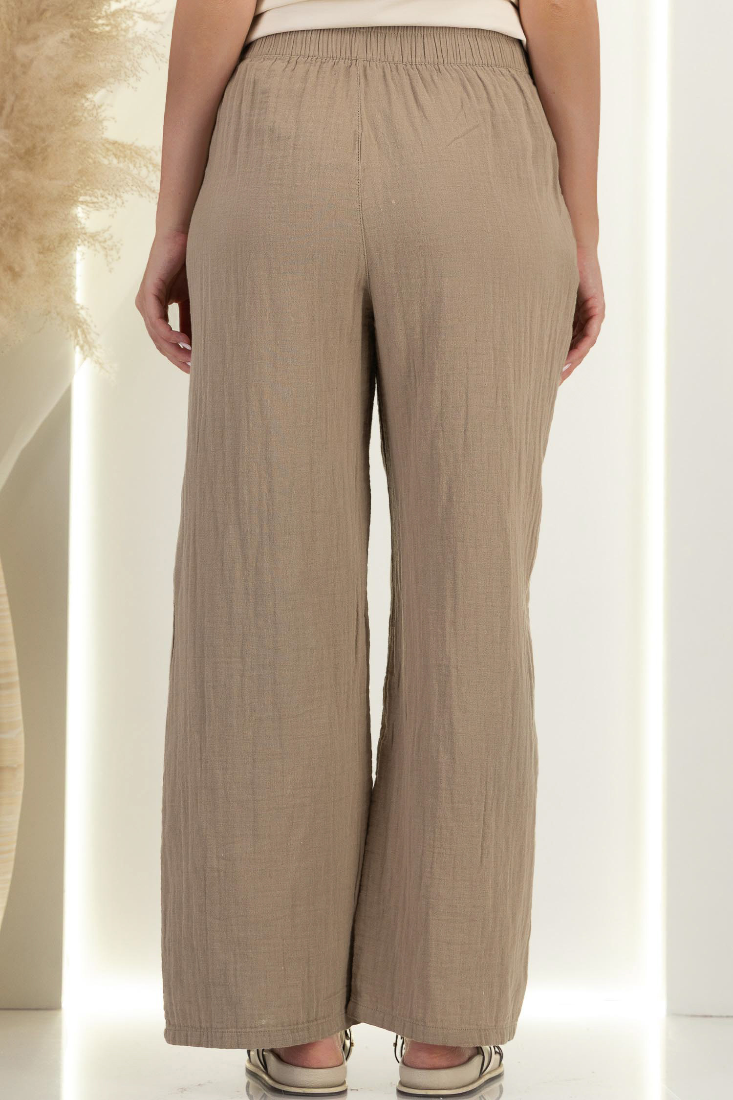 Pantaloni din bumbac bej cu un croi drept si buzunare laterale 4 - StarShinerS.ro
