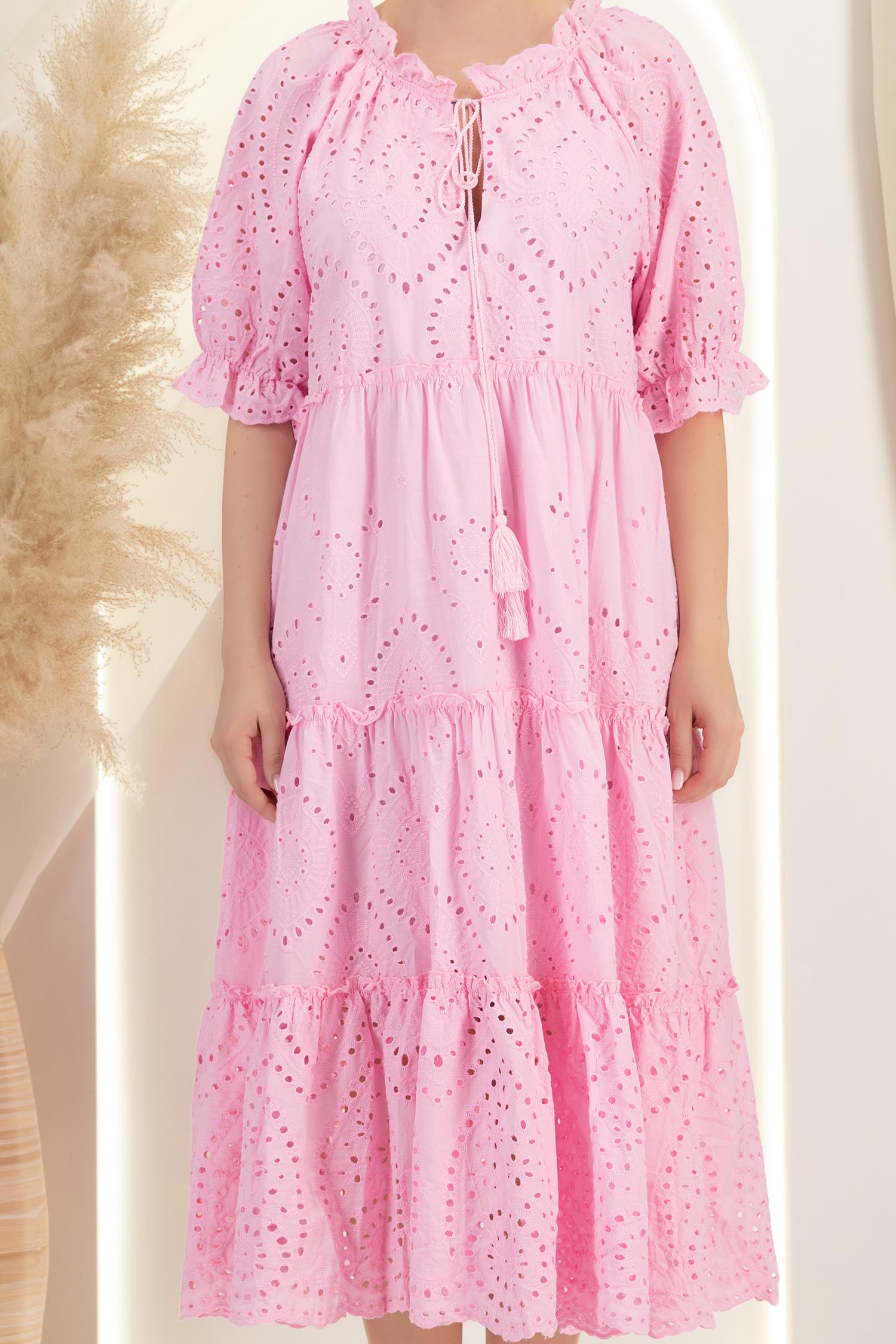 Rochie din ghipură roz midi cu croi larg si maneci scurte bufante 5 - StarShinerS.ro