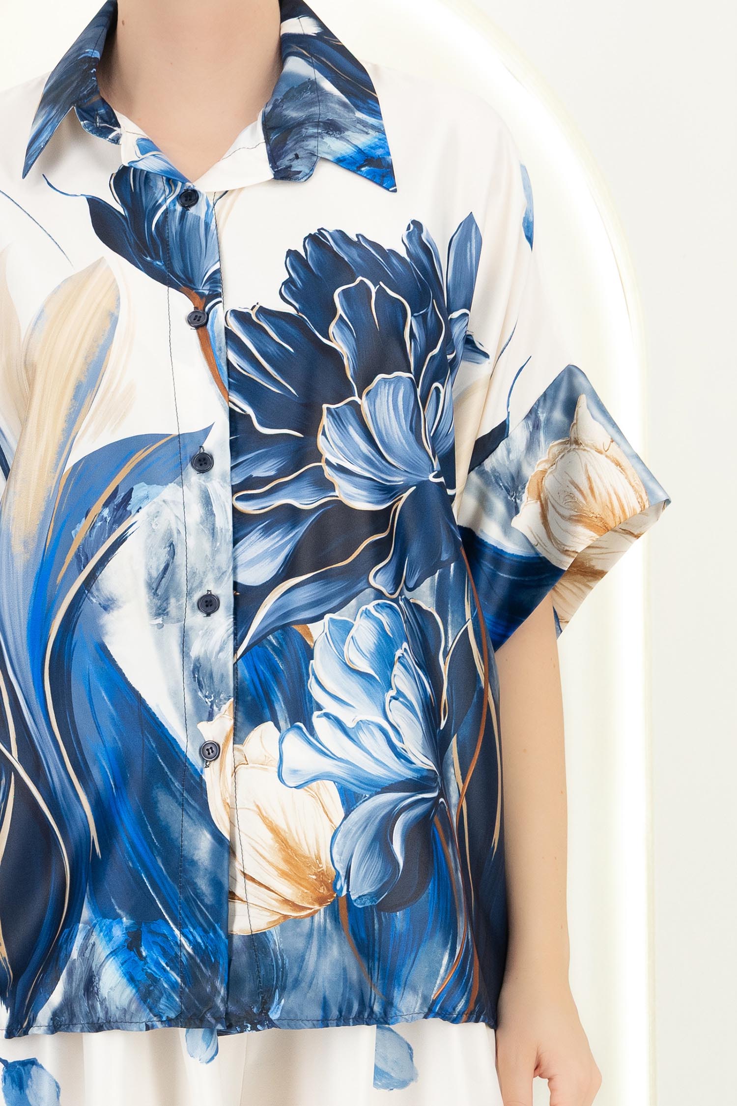 Compleu din material fluid albastru cu un croi larg si imprimeu floral 3 - StarShinerS.ro