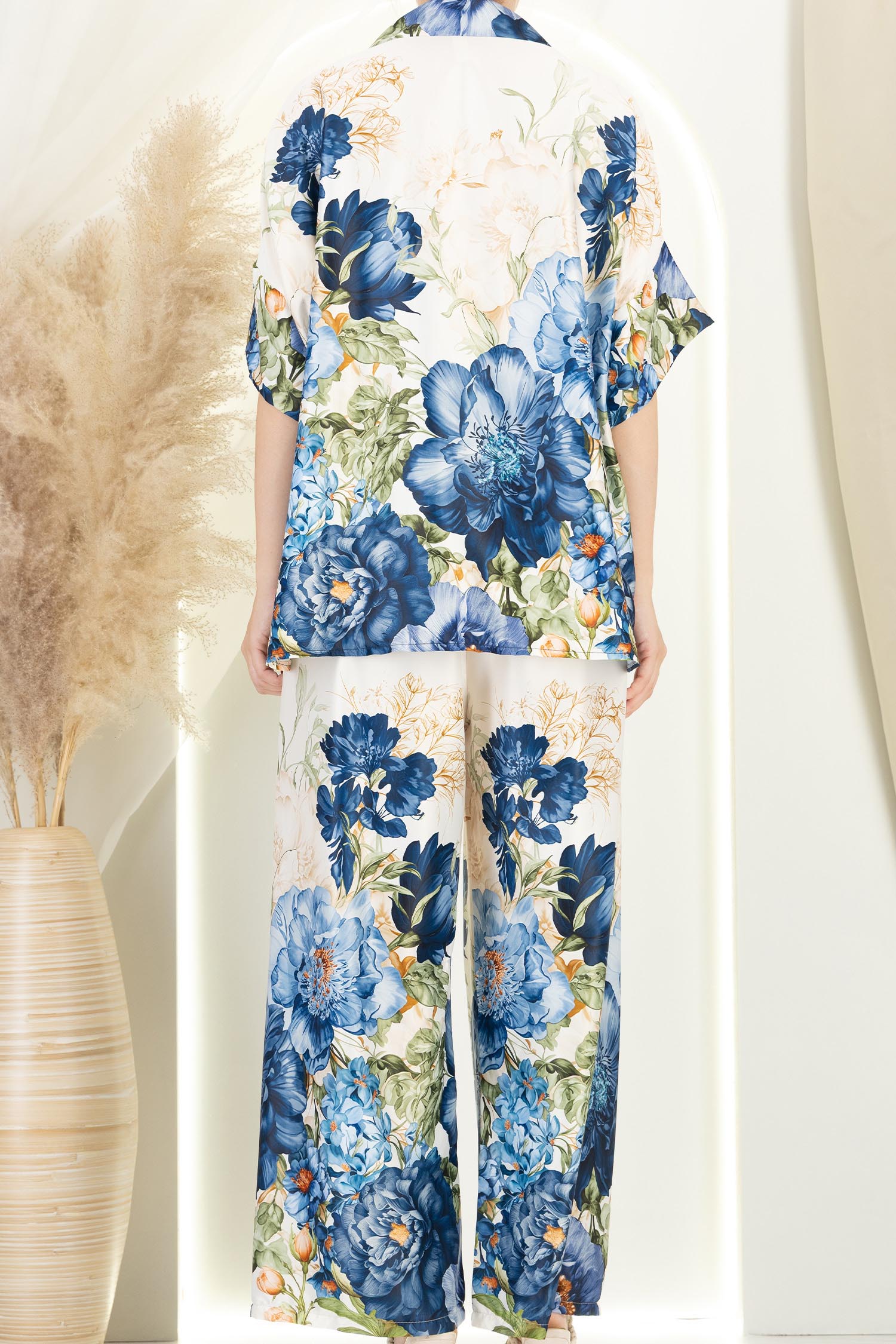 Compleu din material fluid bleumarin cu un croi larg si imprimeu floral 4 - StarShinerS.ro