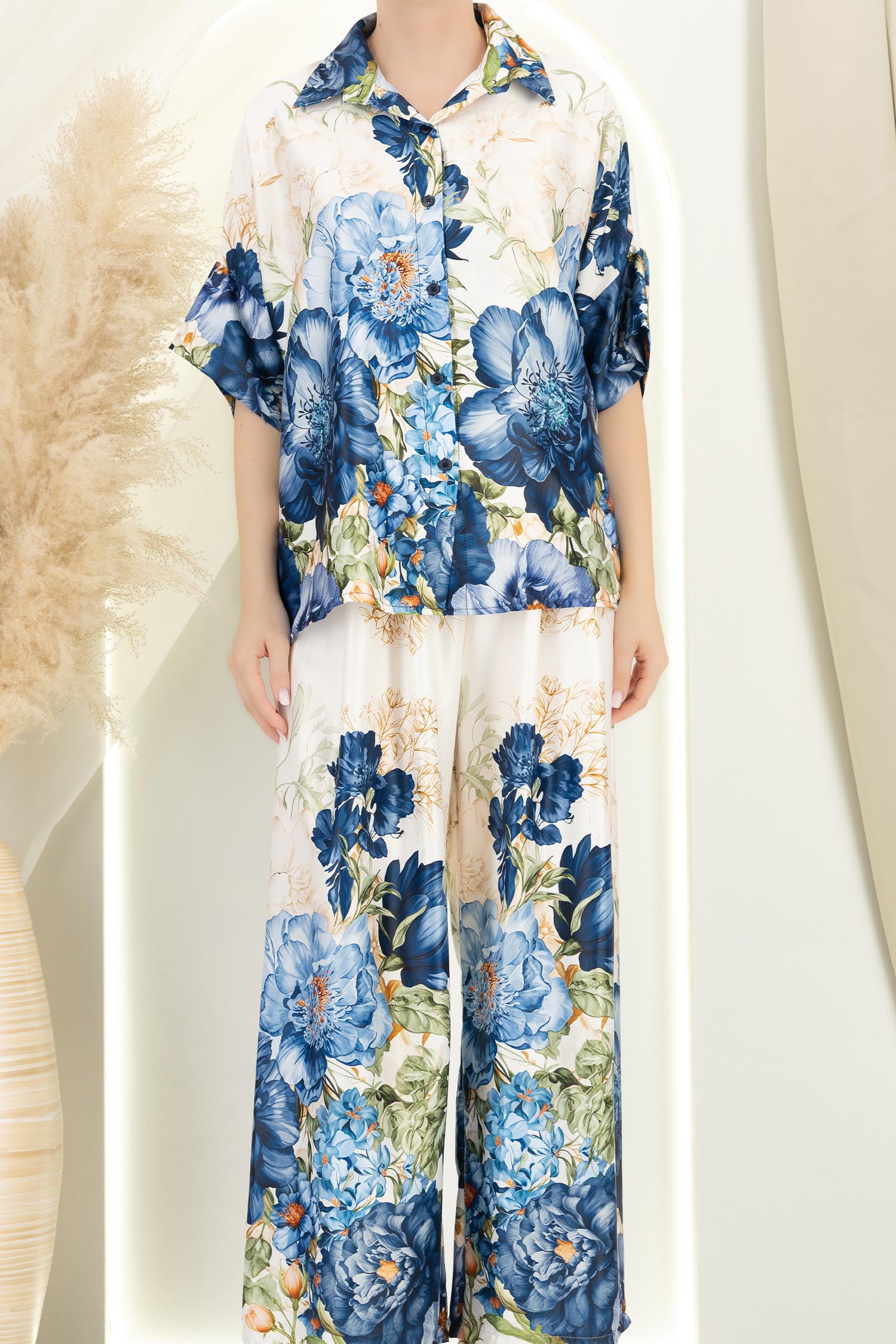 Compleu din material fluid bleumarin cu un croi larg si imprimeu floral 3 - StarShinerS.ro