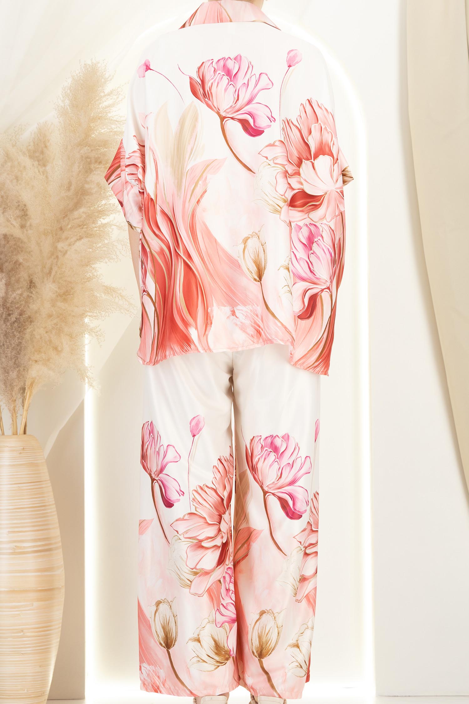 Compleu din material fluid roz cu un croi larg si imprimeu floral 5 - StarShinerS.ro
