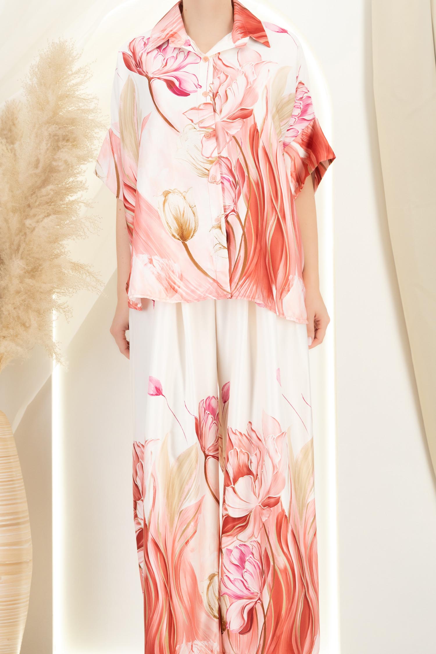 Compleu din material fluid roz cu un croi larg si imprimeu floral 4 - StarShinerS.ro