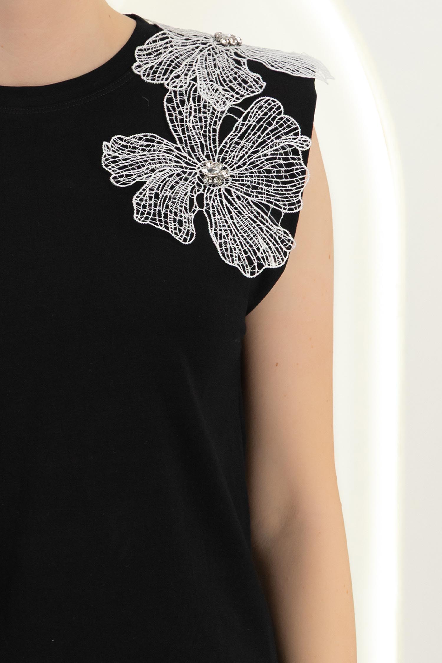 Top dama din bumbac neagra cu croi larg si aplicatii 3D pe umeri 4 - StarShinerS.ro