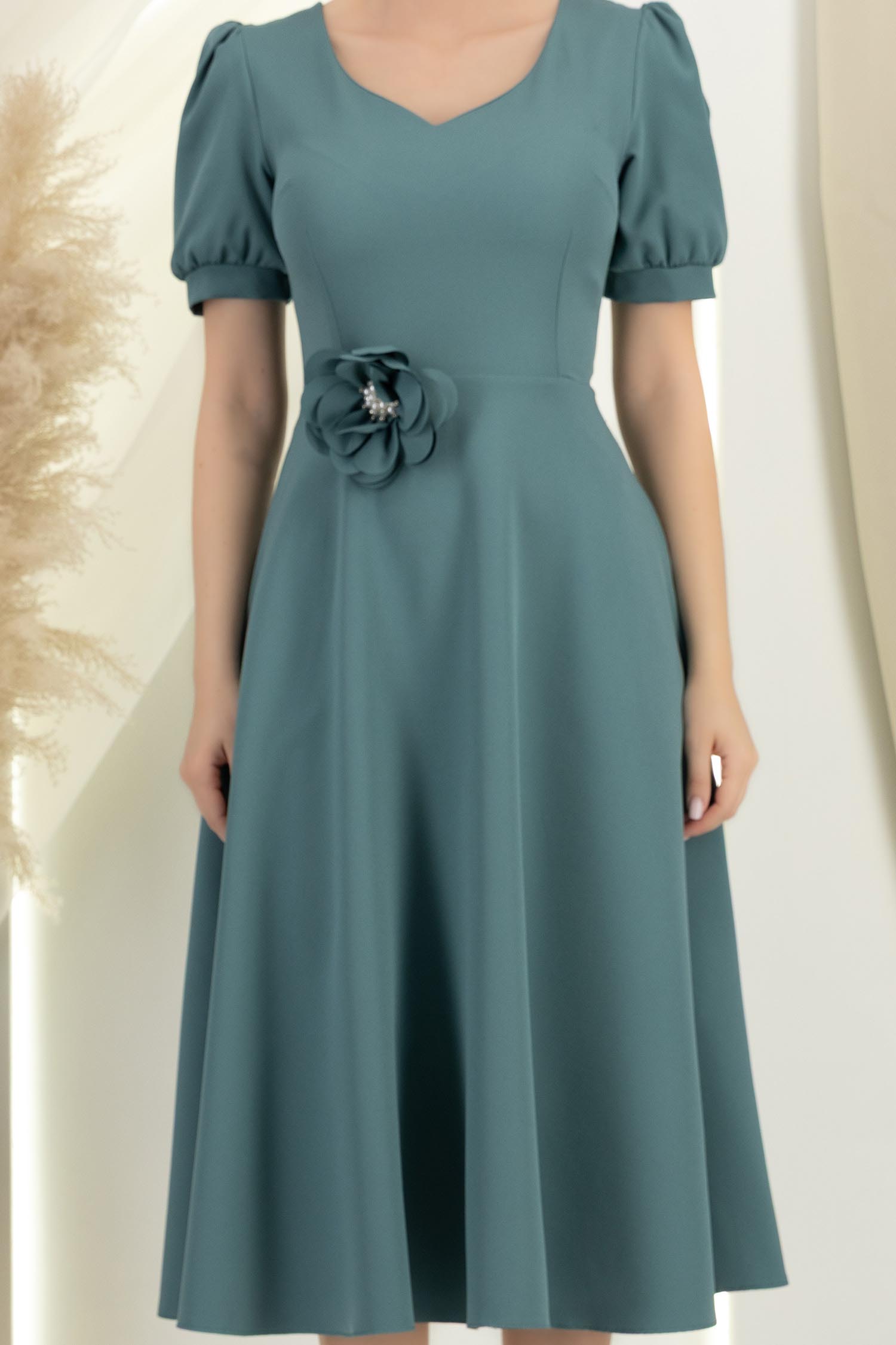 Rochie verde midi in clos cu brosa florala si buzunare - StarShinerS 5 - StarShinerS.ro