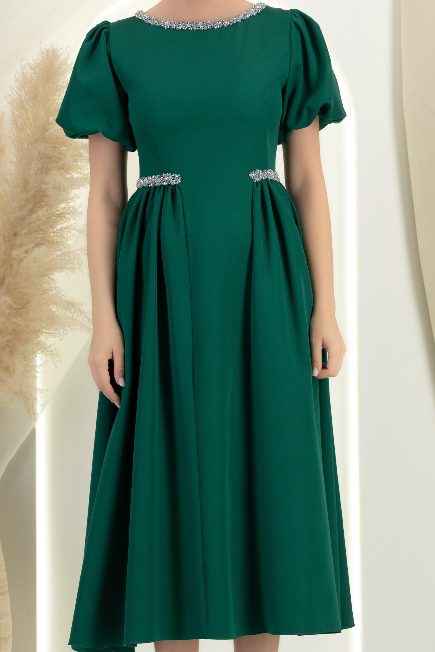 Rochie verde midi in clos cu aplicatii stralucitoare - StarShinerS 5 - StarShinerS.ro