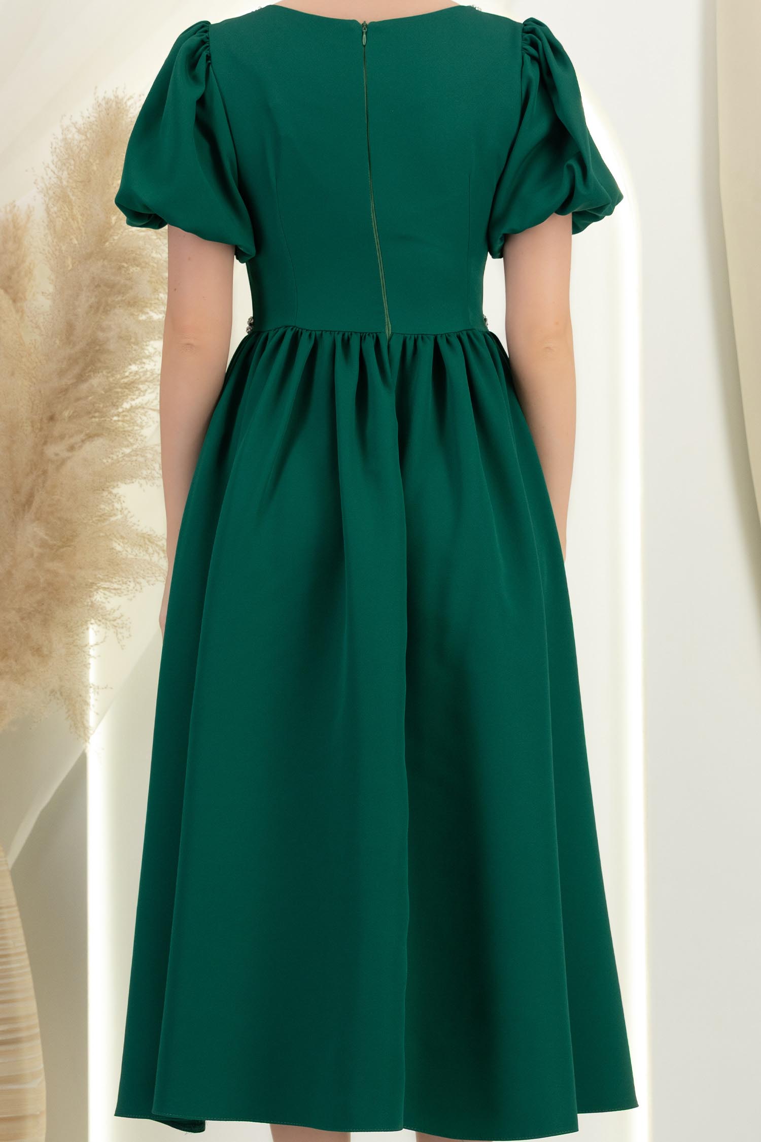 Rochie verde midi in clos cu aplicatii stralucitoare - StarShinerS 6 - StarShinerS.ro