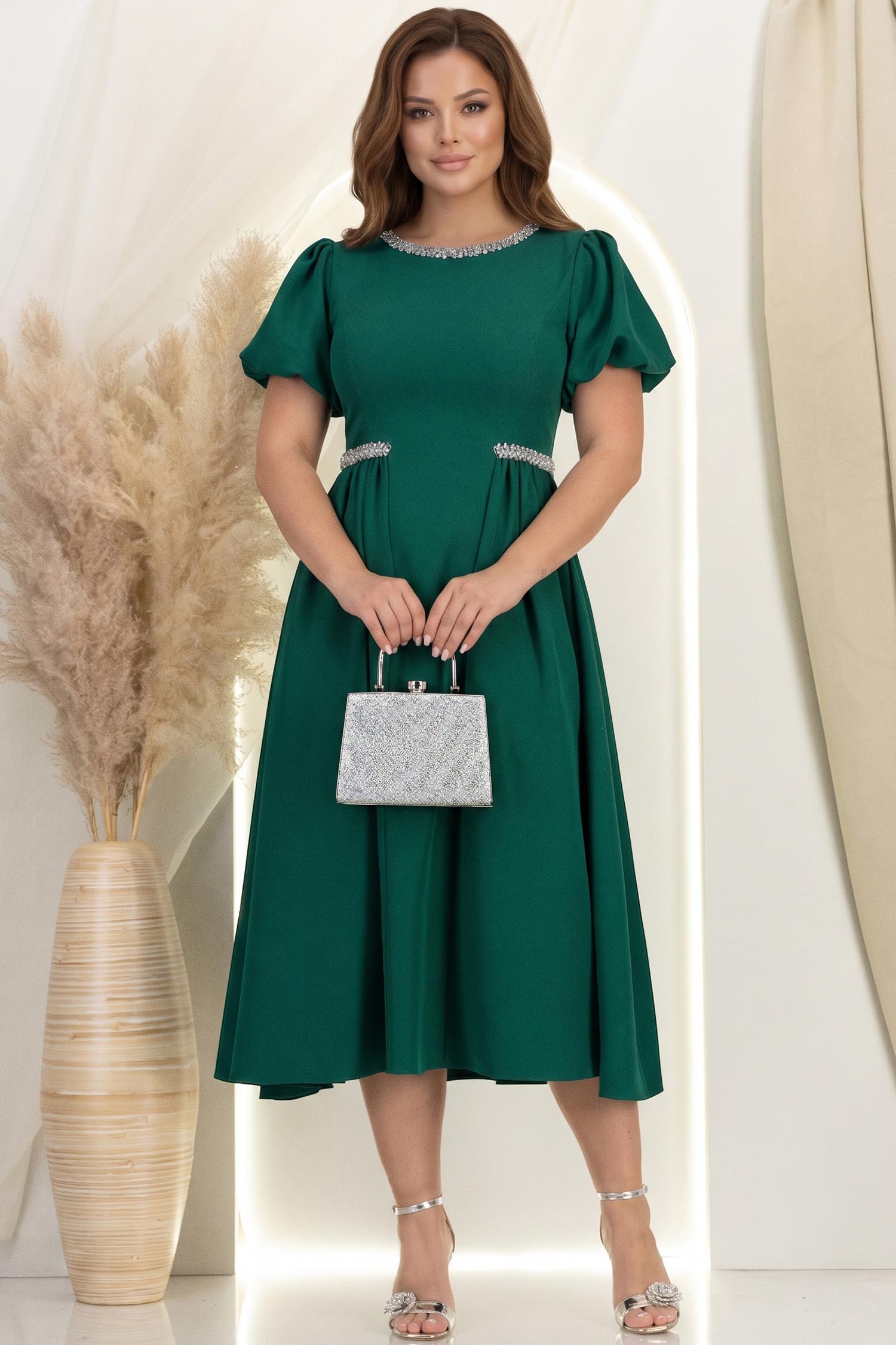 Rochie verde midi in clos cu aplicatii stralucitoare - StarShinerS 1 - StarShinerS.ro