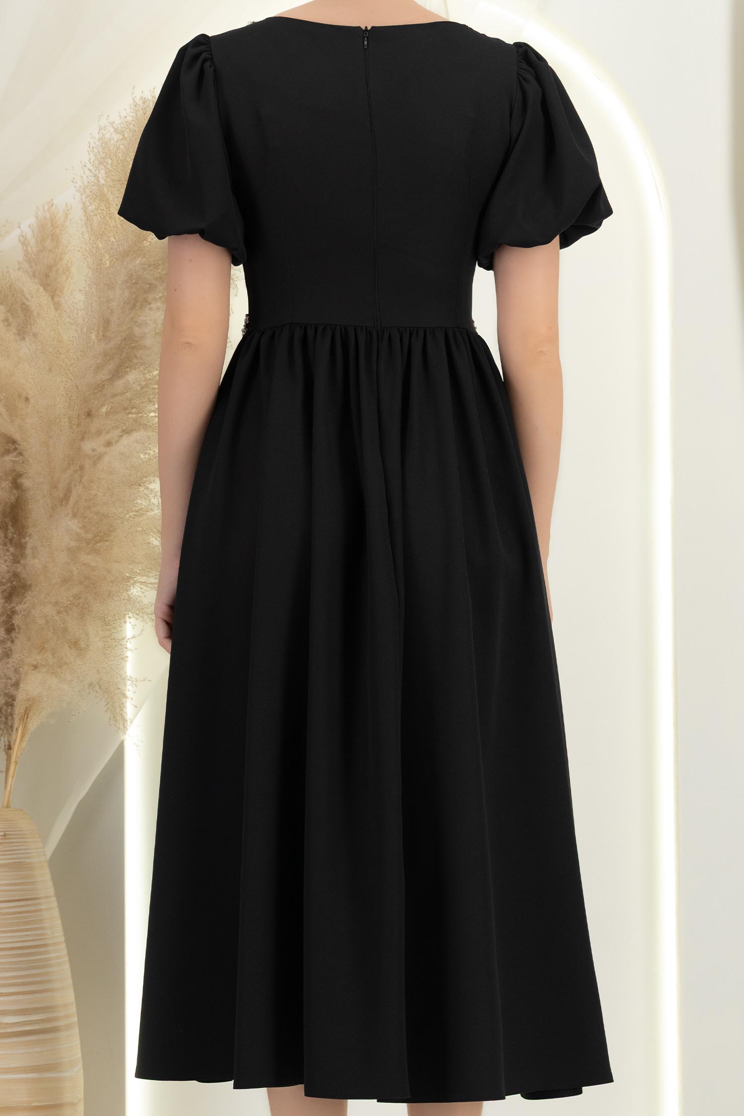 Rochie neagra midi in clos cu aplicatii stralucitoare - StarShinerS 6 - StarShinerS.ro