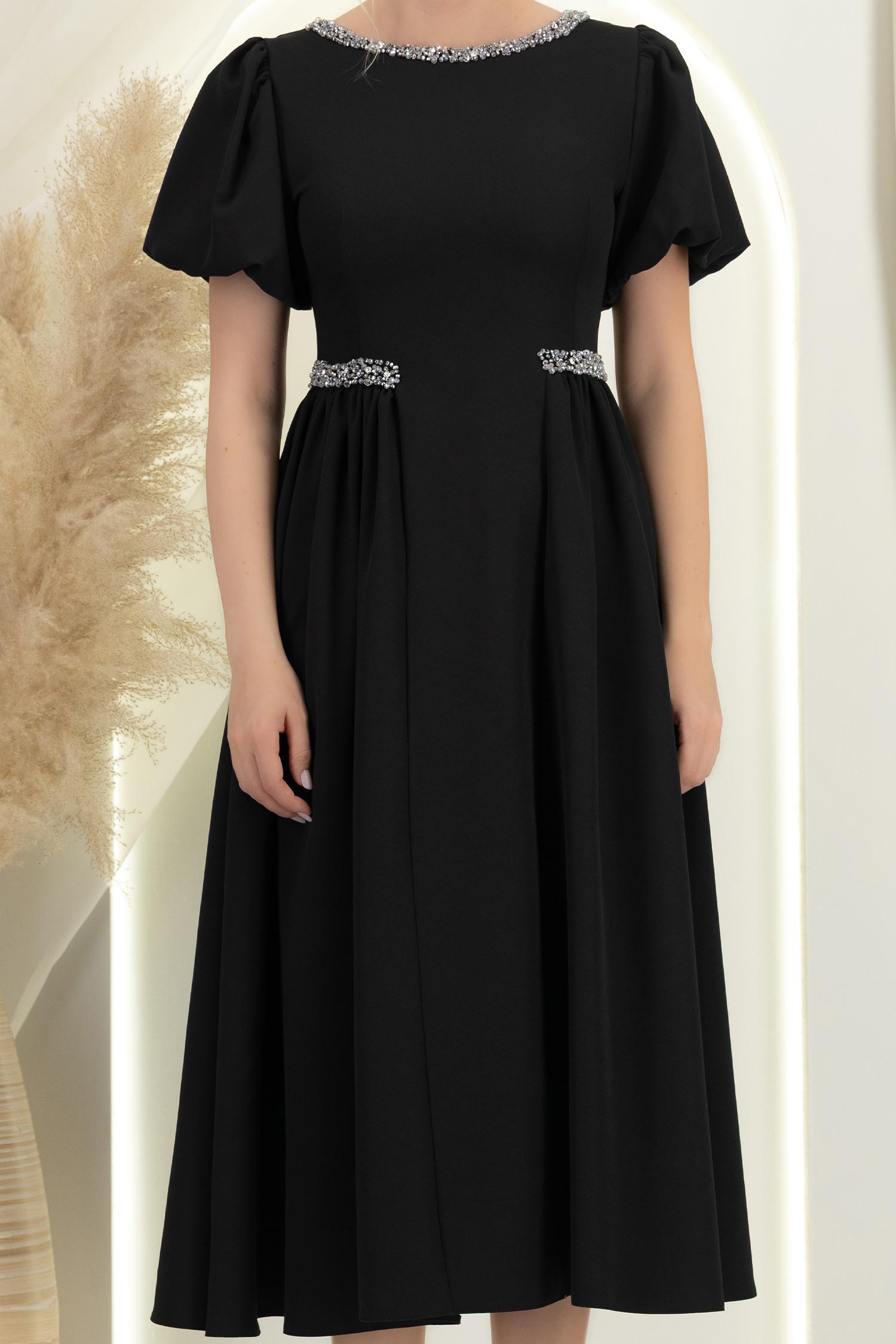 Rochie neagra midi in clos cu aplicatii stralucitoare - StarShinerS 5 - StarShinerS.ro
