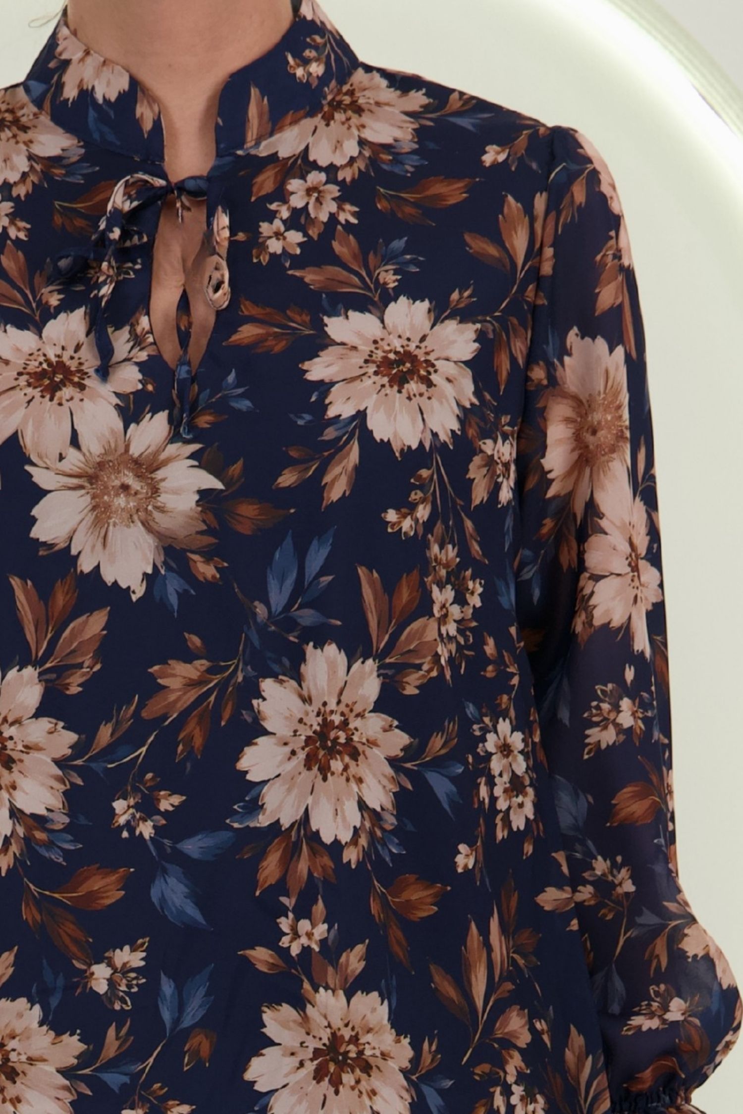 Bluza din viscoza bleumarin imprimata cu un croi larg si volanase la maneca 3 - StarShinerS.ro