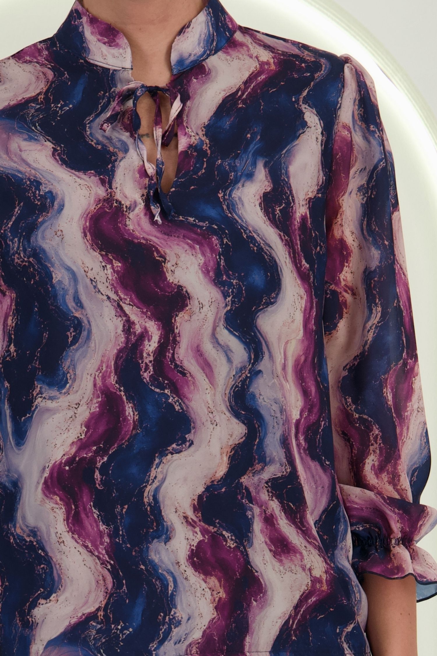 Bluza din viscoza imprimata abstract cu un croi larg si volanase la maneca 3 - StarShinerS.ro