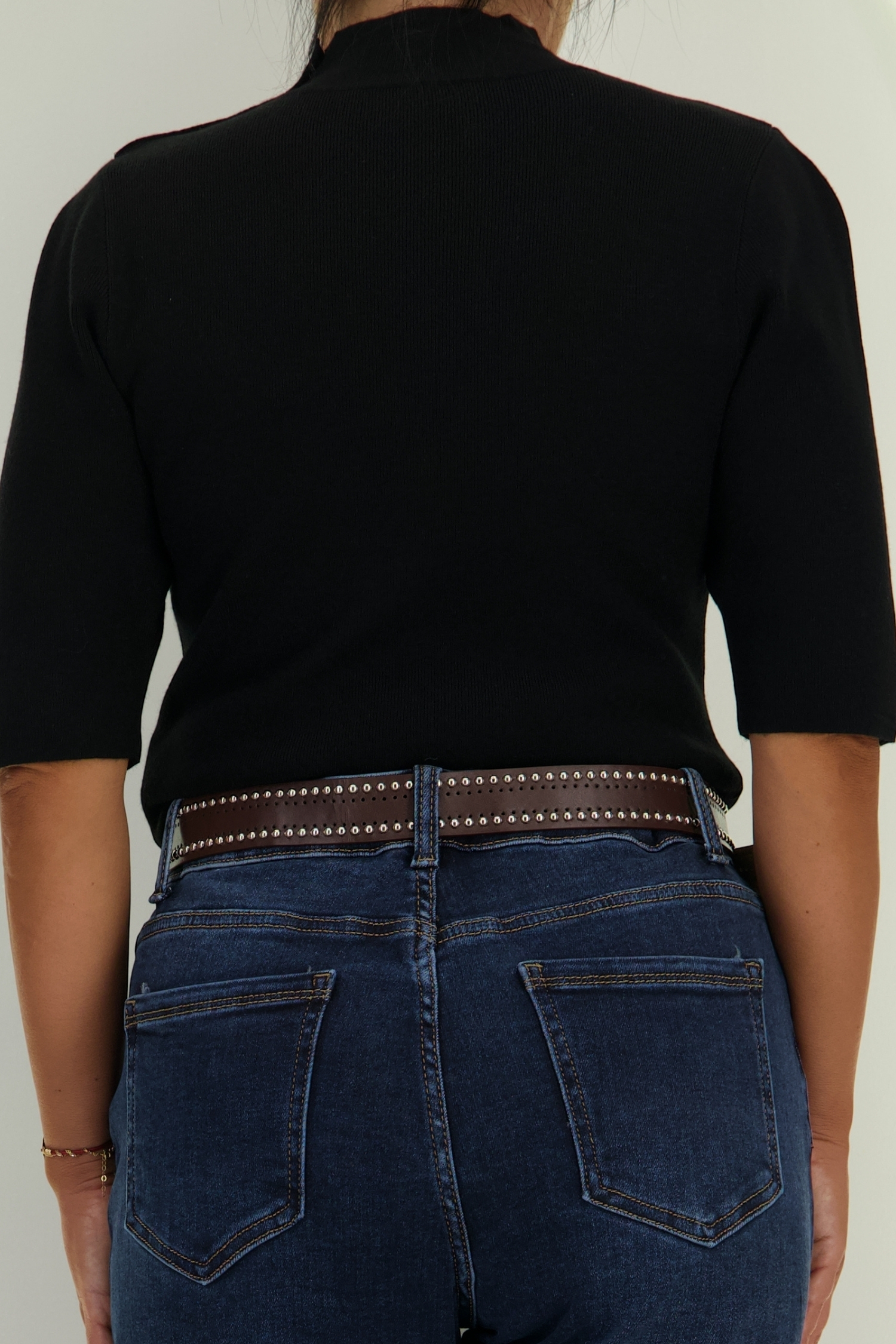 Bluza dama din tricot fin neagra cu un croi larg , guler inalt si nasturi decorativi 4 - StarShinerS.ro
