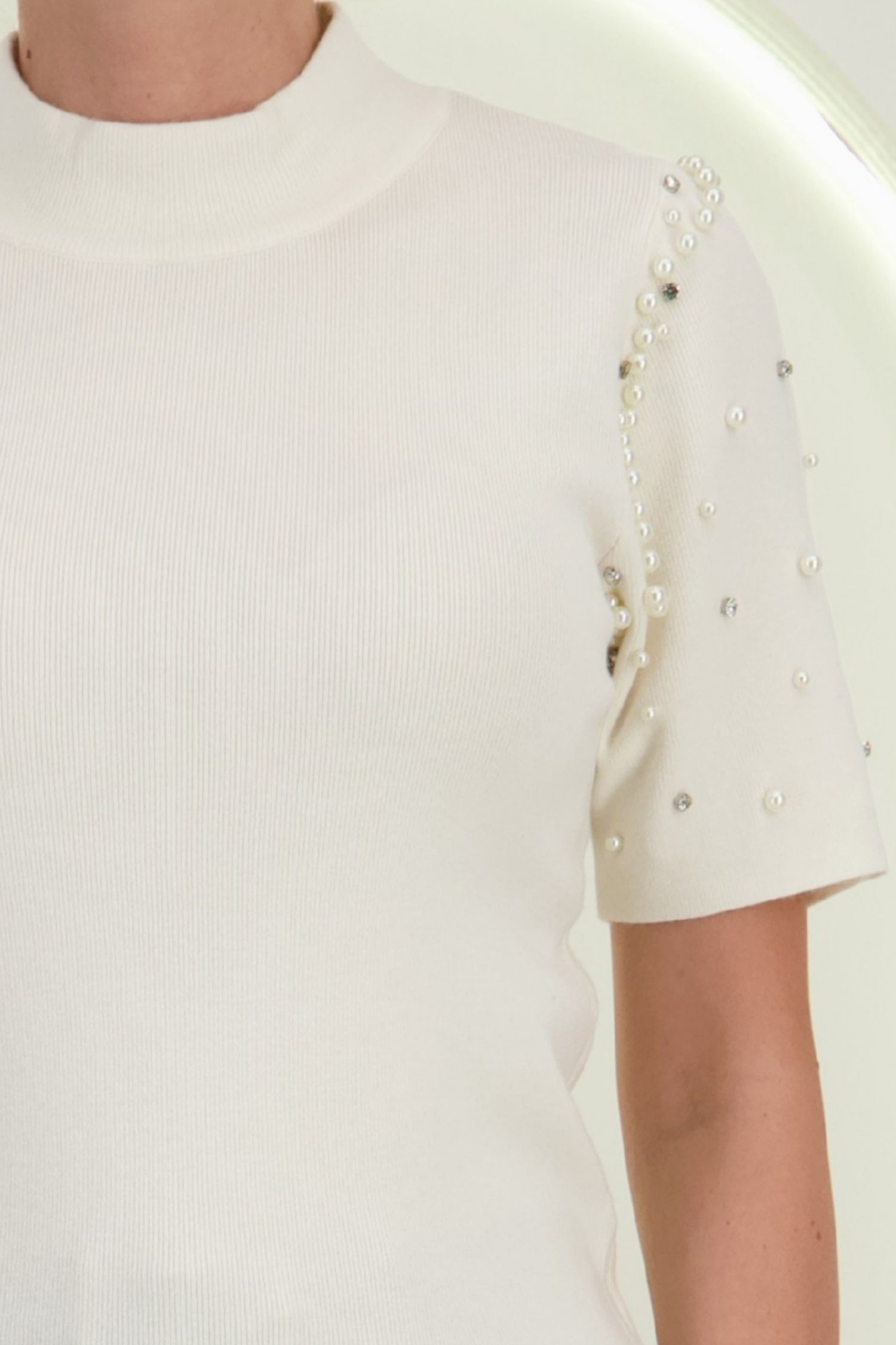 Bluza dama din tricot fin alba cu un croi larg accesorizata cu perle si pietre strass 3 - StarShinerS.ro