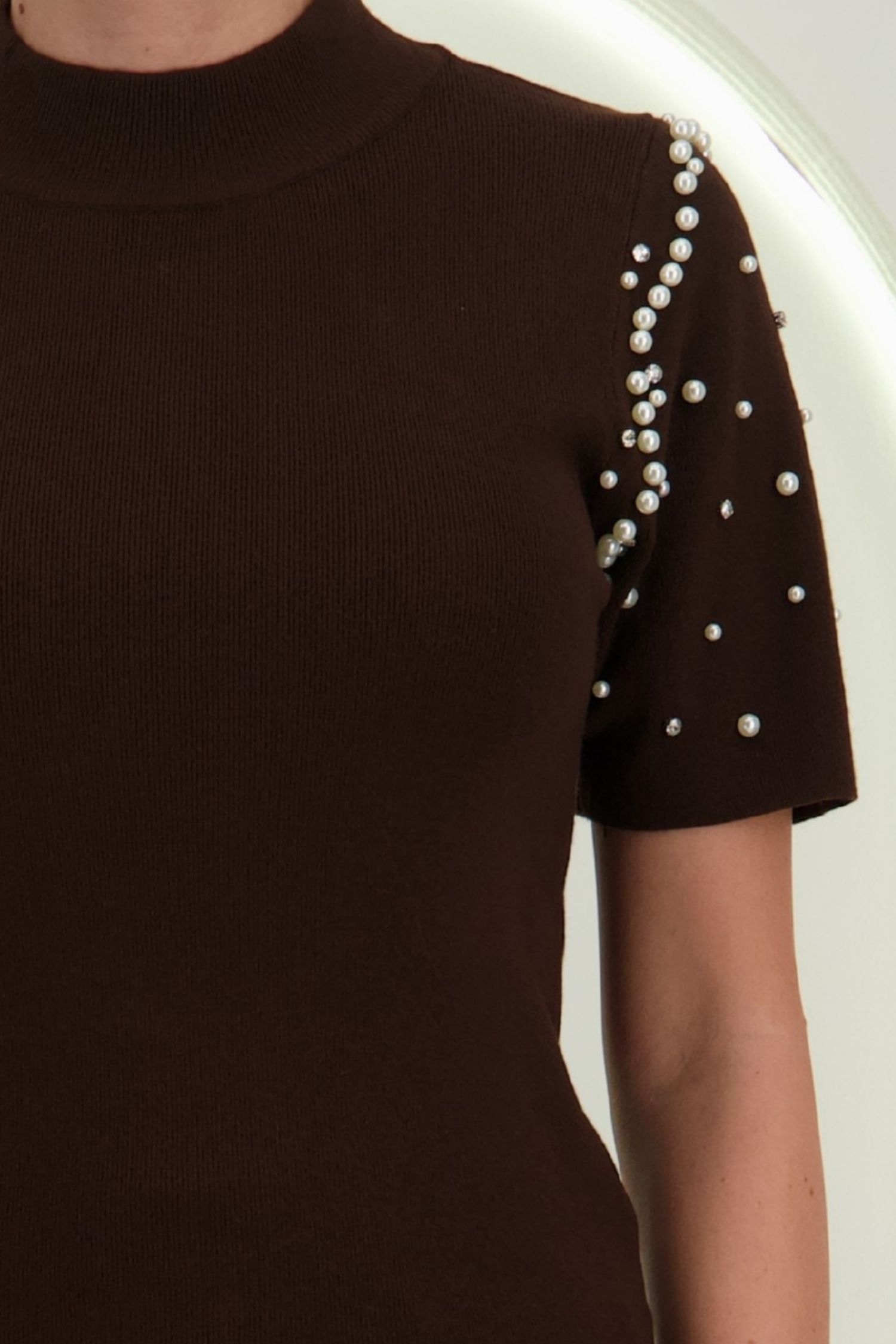 Bluza dama din tricot fin maro cu un croi larg accesorizata cu perle si pietre strass 2 - StarShinerS.ro