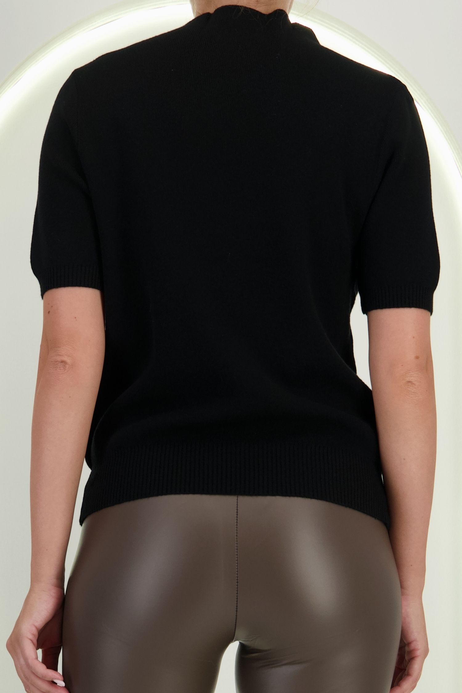 Bluza dama din tricot fin neagra cu maneca scurta cu un croi larg si guler inalt 4 - StarShinerS.ro