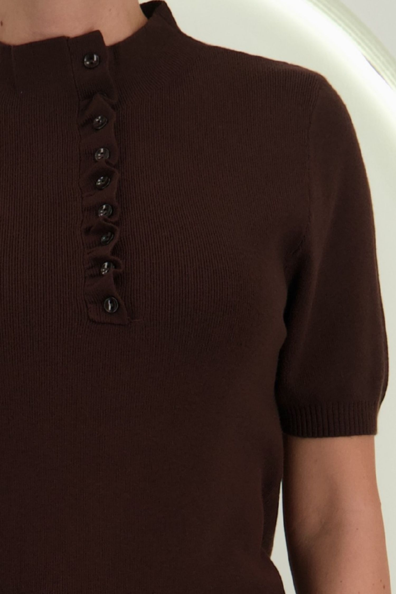 Bluza dama din tricot fin maro cu maneca scurta cu un croi larg si guler inalt 3 - StarShinerS.ro