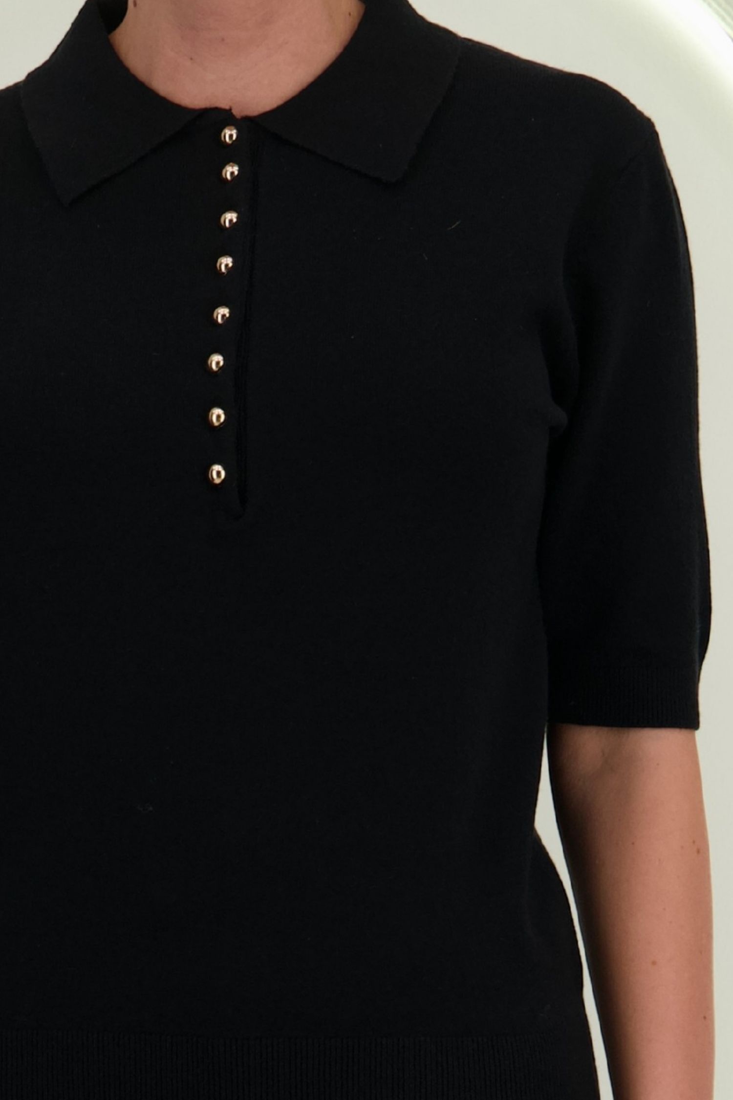 Bluza dama din tricot fin neagra cu maneca scurta si croi larg cu nasturi contrastanti 2 - StarShinerS.ro