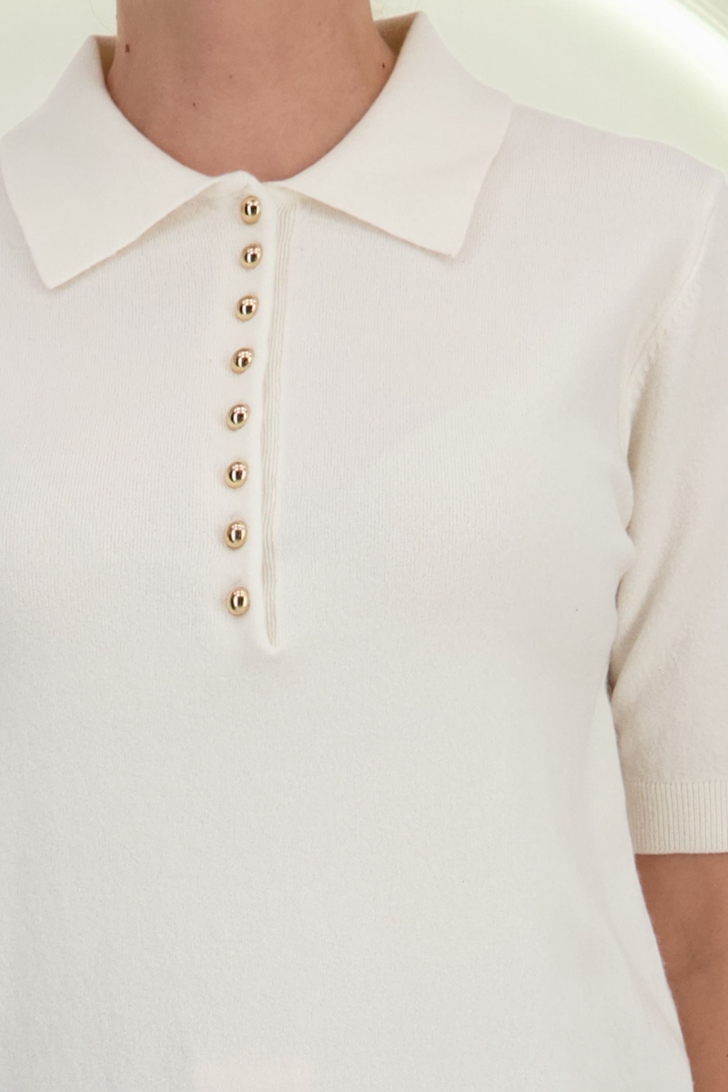 Bluza dama din tricot fin alba cu maneca scurta si croi larg cu nasturi contrastanti 2 - StarShinerS.ro