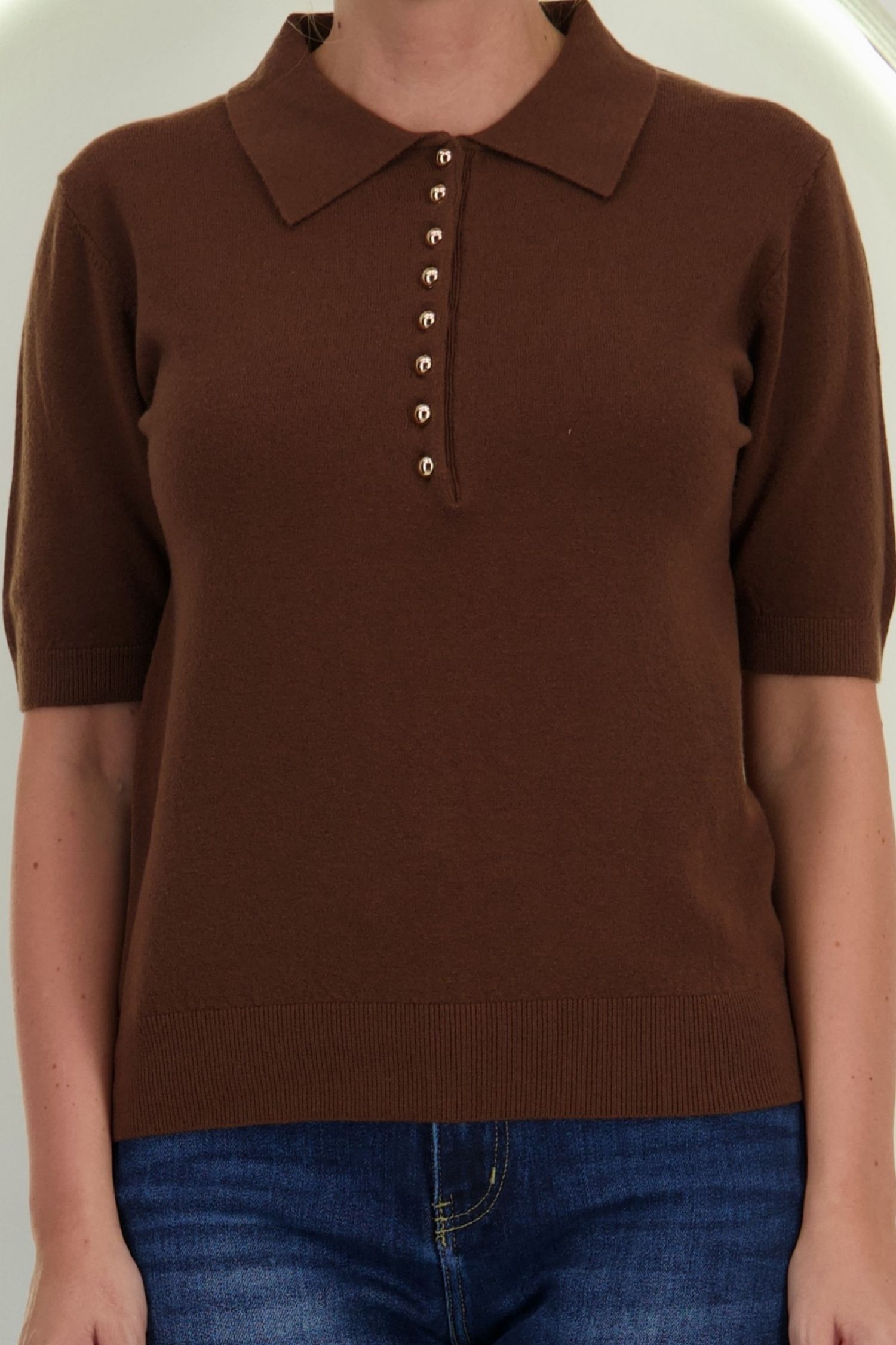 Bluza dama din tricot fin maro cu maneca scurta si croi larg cu nasturi contrastanti 4 - StarShinerS.ro