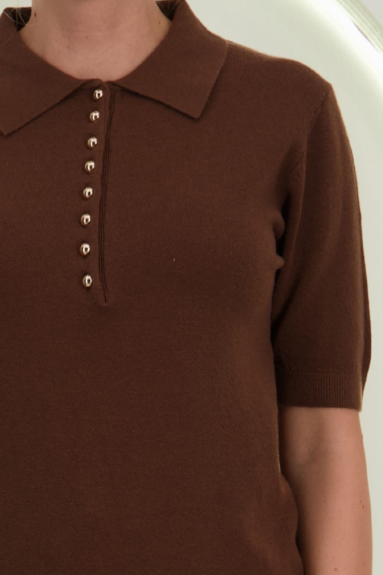 Bluza dama din tricot fin maro cu maneca scurta si croi larg cu nasturi contrastanti 3 - StarShinerS.ro