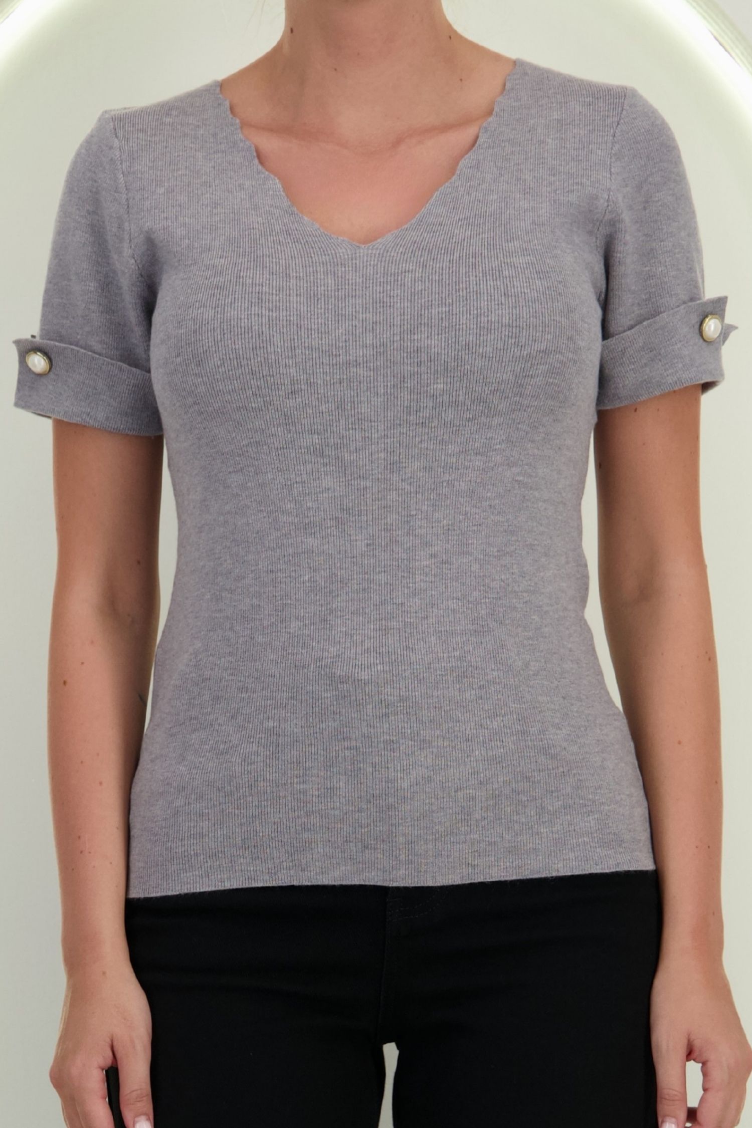 Bluza dama din tricot fin gri cu maneca scurta mulata si accesoriu tip perla 4 - StarShinerS.ro