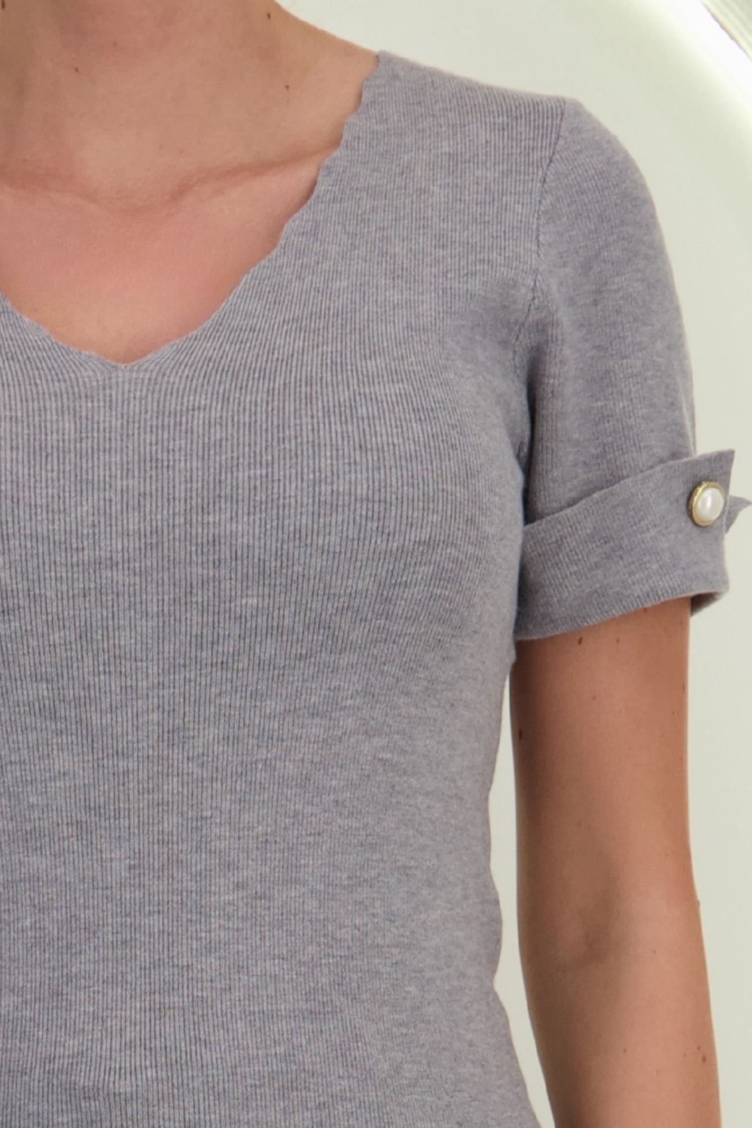 Bluza dama din tricot fin gri cu maneca scurta mulata si accesoriu tip perla 3 - StarShinerS.ro