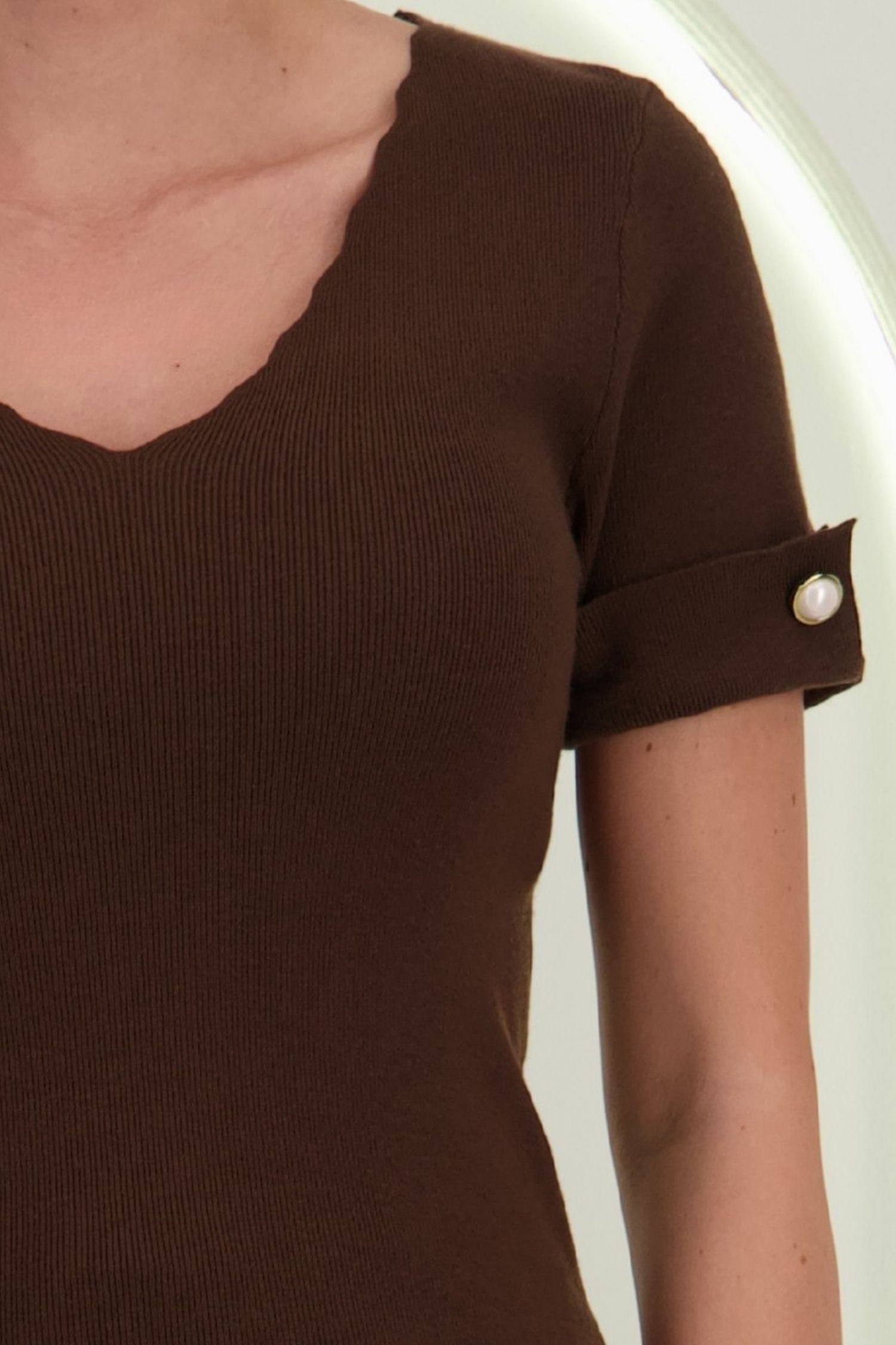 Bluza dama din tricot fin maro cu maneca scurta mulata si accesoriu tip perla 2 - StarShinerS.ro