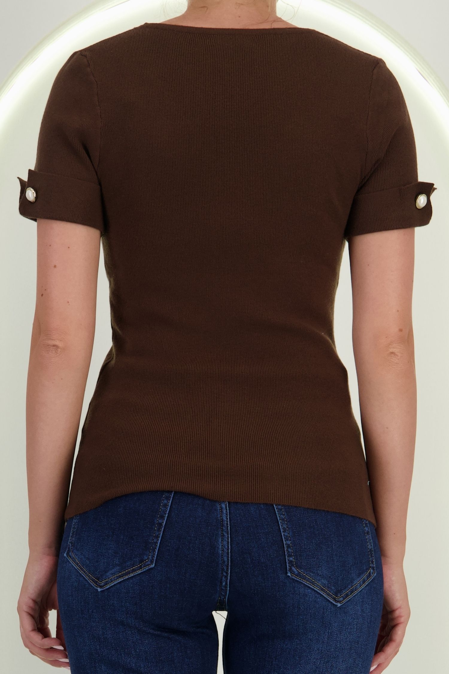 Bluza dama din tricot fin maro cu maneca scurta mulata si accesoriu tip perla 4 - StarShinerS.ro