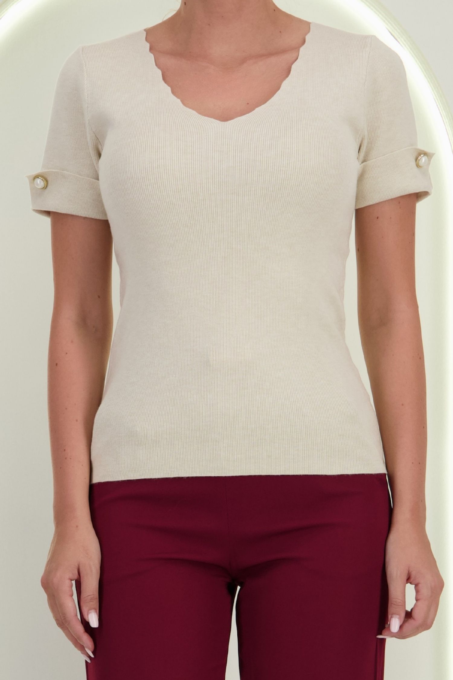 Bluza dama din tricot fin crem cu maneca scurta mulata si accesoriu tip perla 3 - StarShinerS.ro