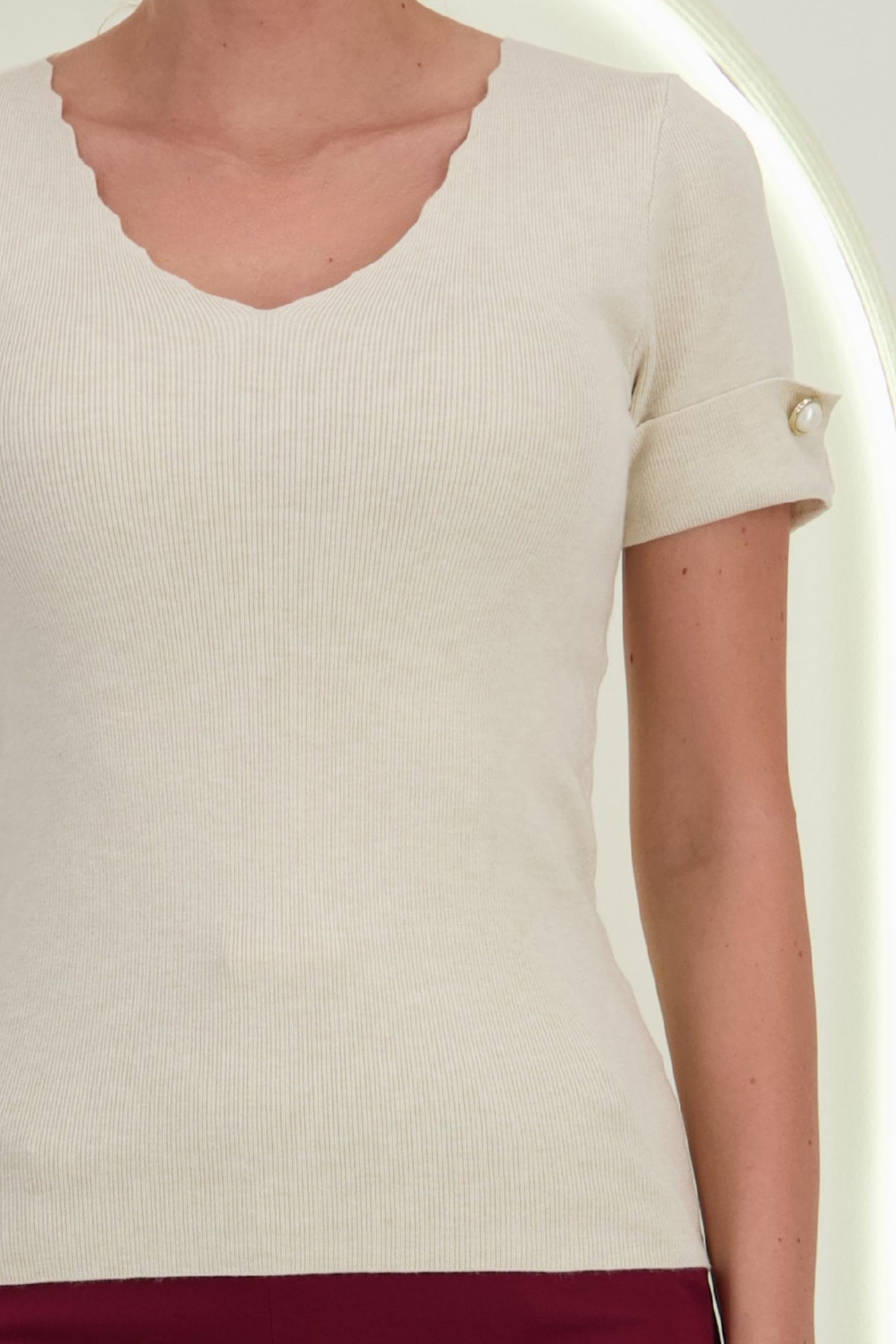 Bluza dama din tricot fin crem cu maneca scurta mulata si accesoriu tip perla 2 - StarShinerS.ro