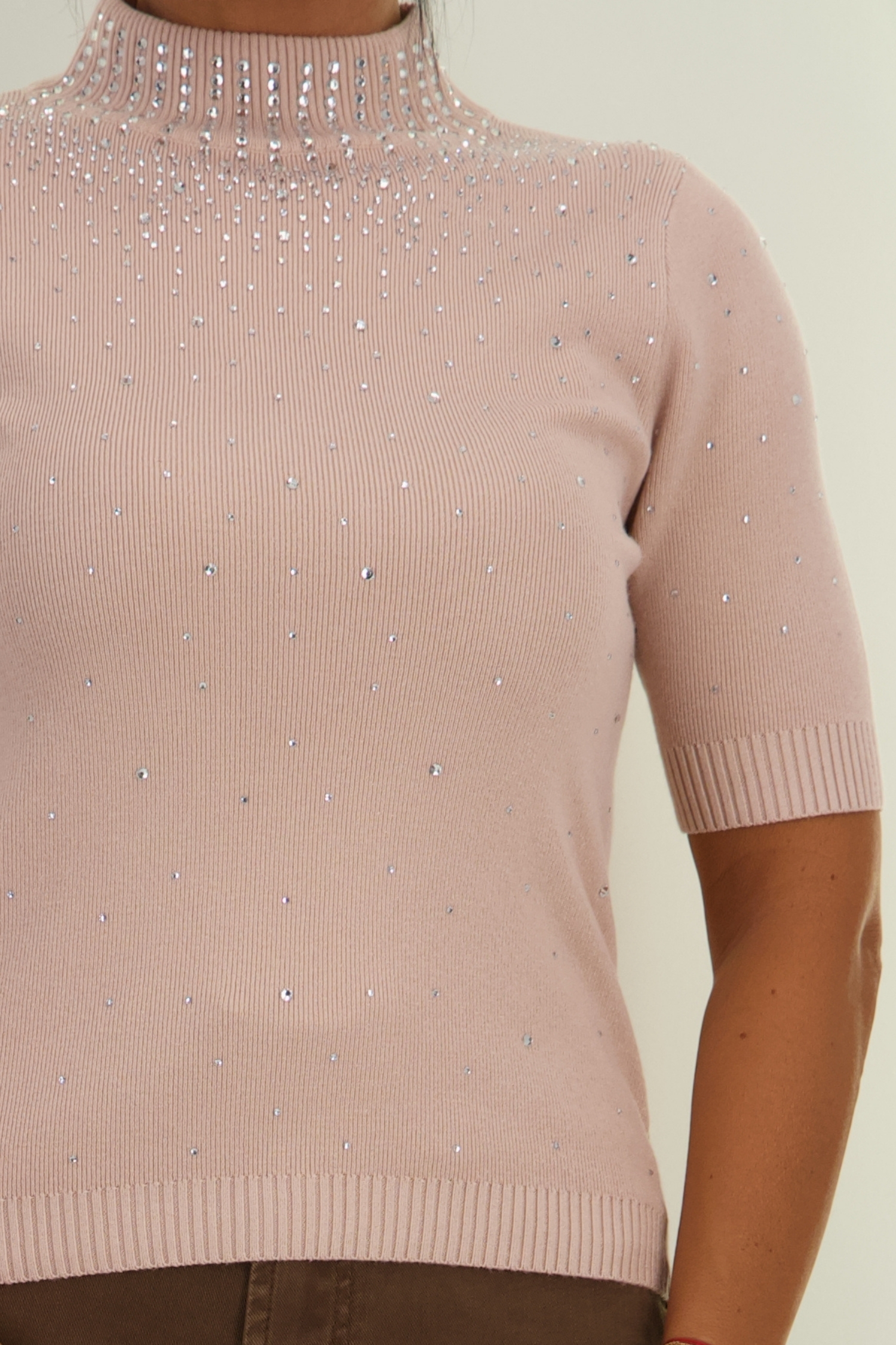Bluza dama din tricot fin roz pudra cu un croi larg accesorizata cu pietre strass 3 - StarShinerS.ro