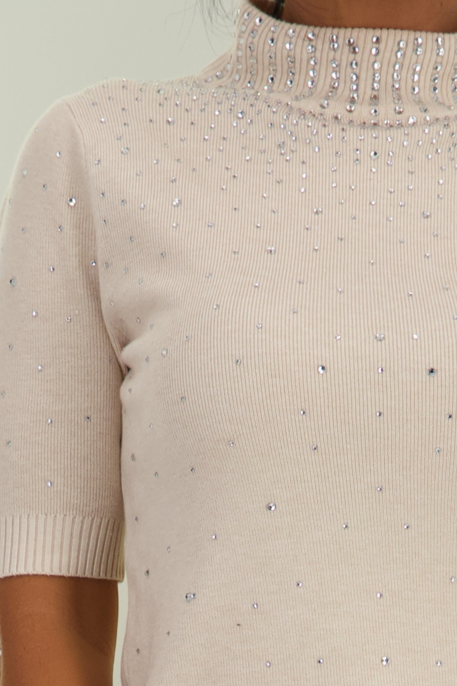 Bluza dama din tricot fin crem cu un croi larg accesorizata cu pietre strass 2 - StarShinerS.ro