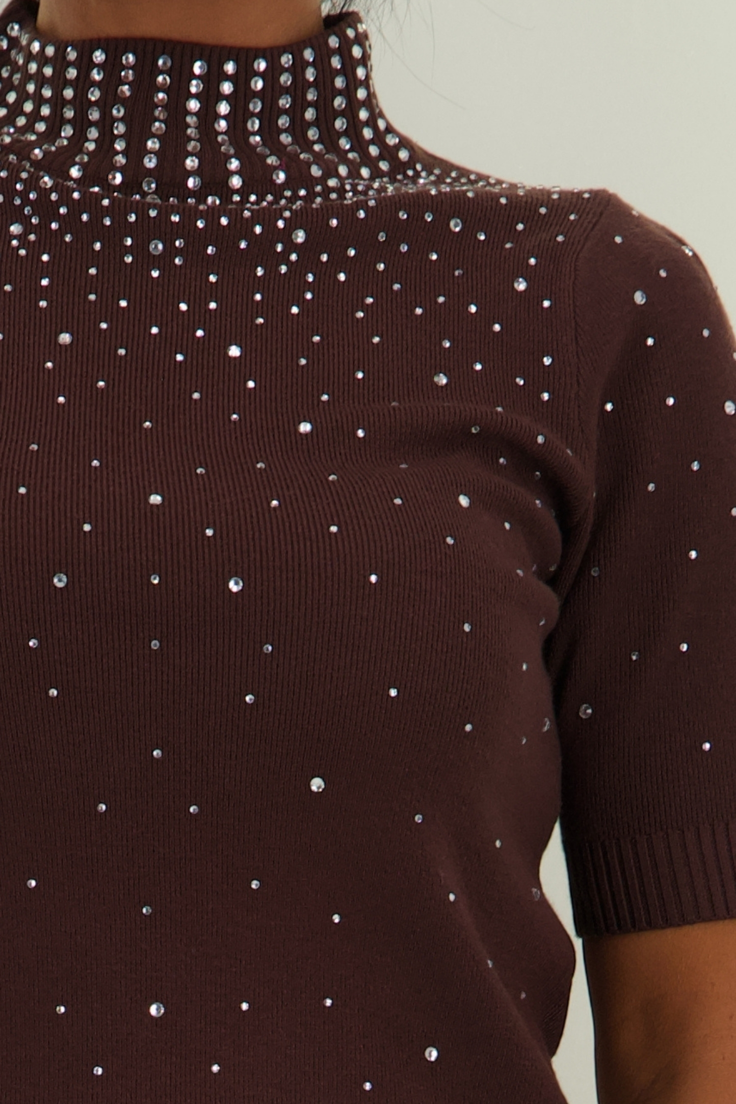 Bluza dama din tricot fin maro cu un croi larg accesorizata cu pietre strass 3 - StarShinerS.ro