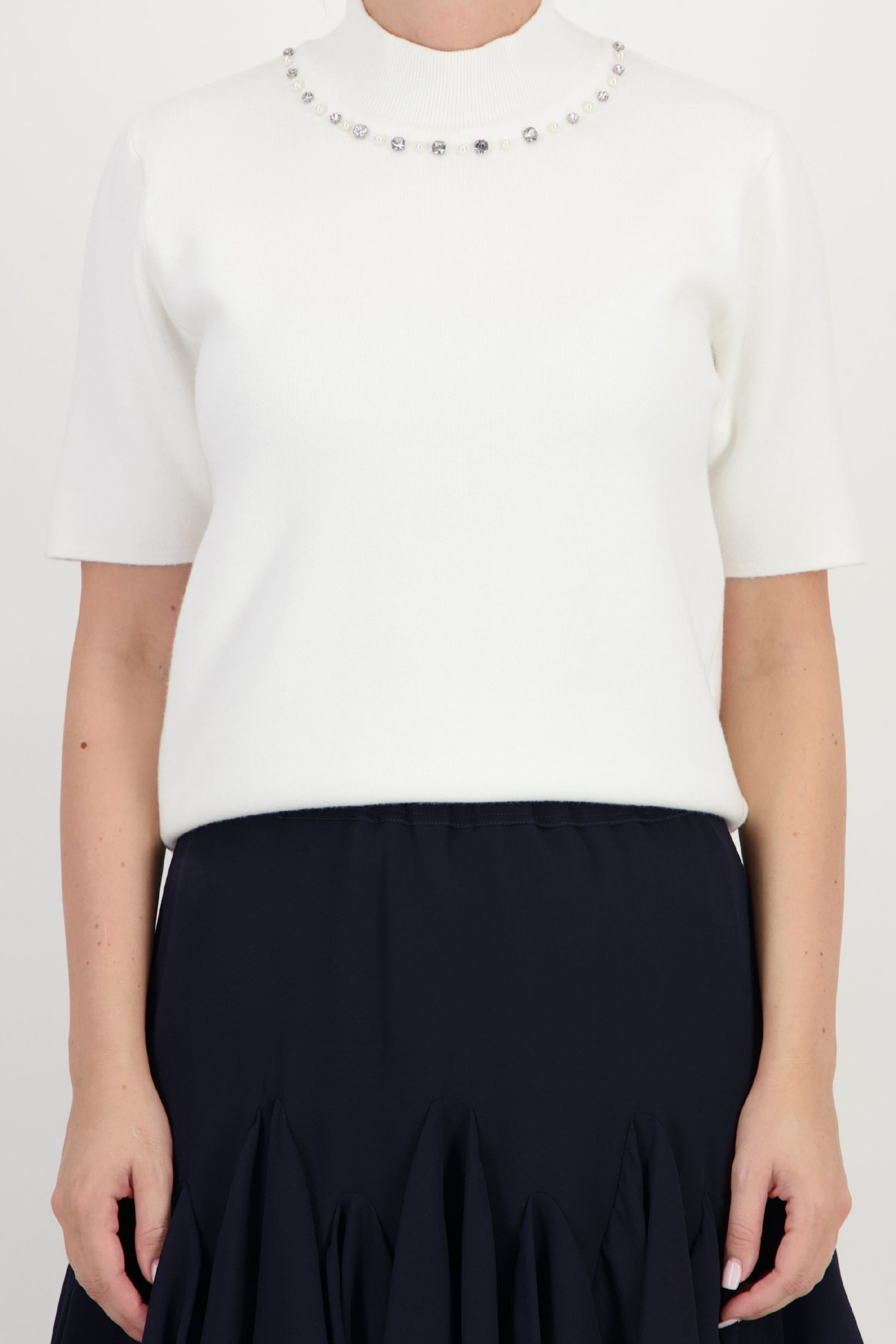Bluza dama din tricot fin alba cu un croi larg accesorizata cu pietre strass si perle 4 - StarShinerS.ro
