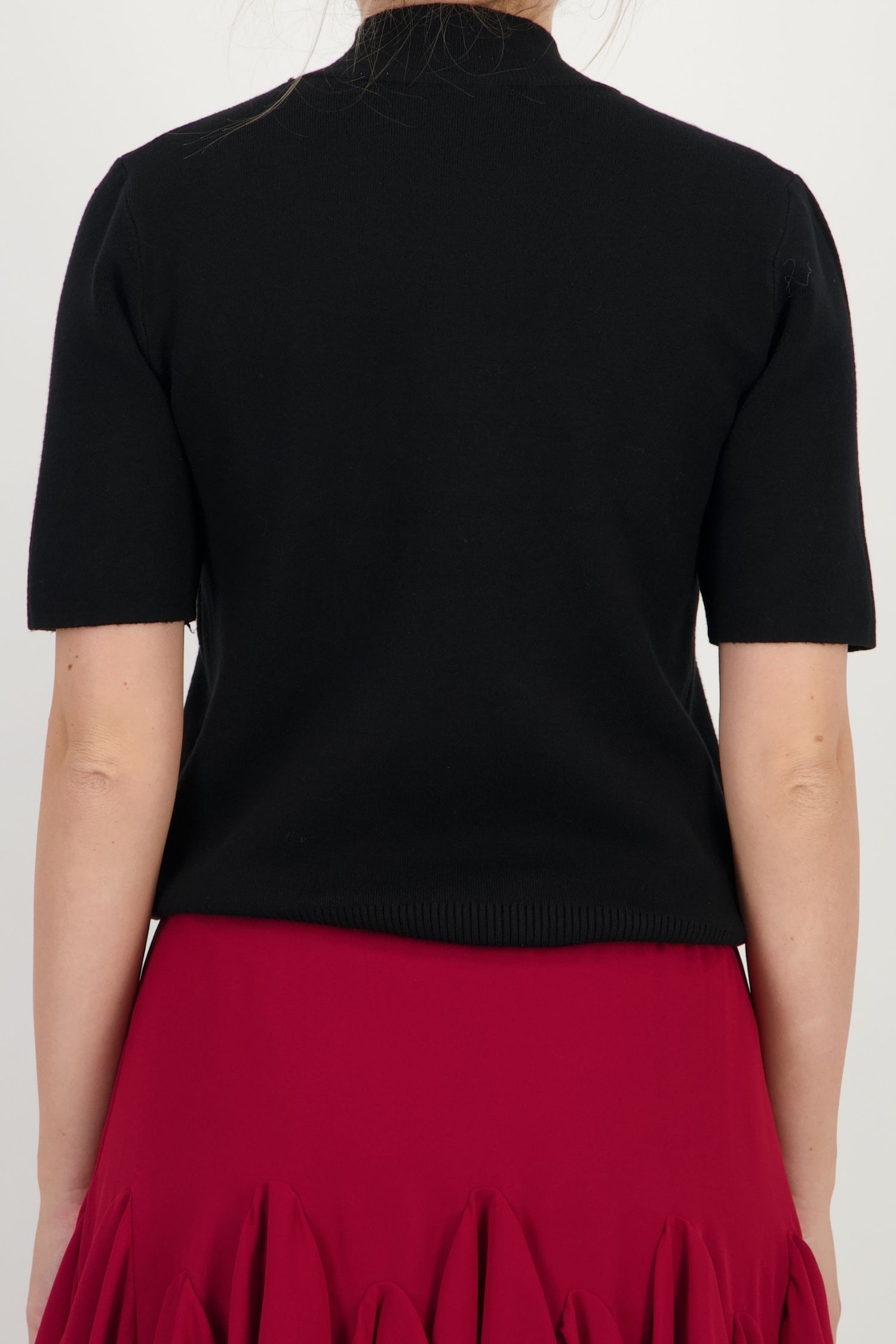 Bluza dama din tricot fin neagra cu un croi larg accesorizata cu pietre strass si perle 5 - StarShinerS.ro