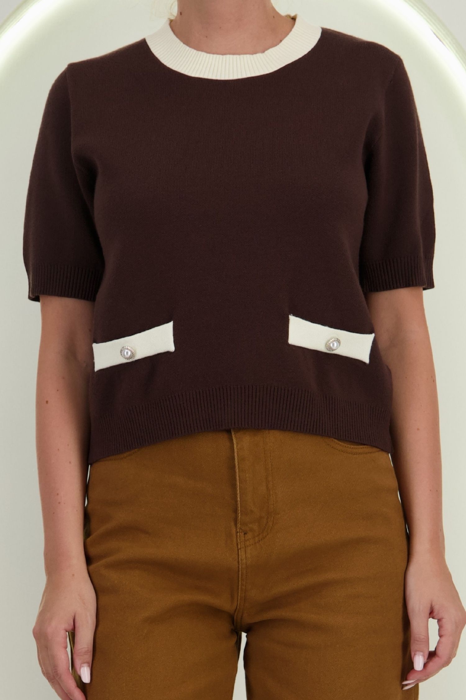 Bluza dama din tricot fin maro cu un croi larg cu buzunare false accesorizate 4 - StarShinerS.ro